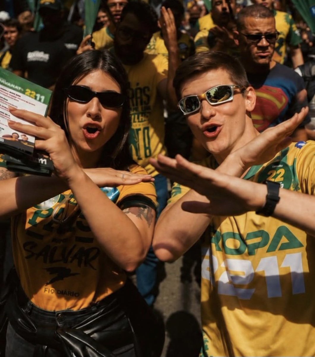 walterteodoro1's tweet photo. De caixinha da JBL até caixa paredão no talo. De axé/funk com letras medíocres até o uso de Rayban de MCs.

A "direita" representada pelos novinhos do Valdemar é puro suco de favelismo cultural. 

Eles juram que vão mudar esse país.

Confia. 👍 https://t.co/Lhtp7wRyFd