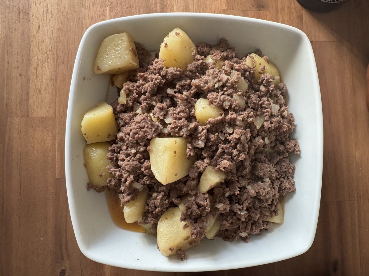 capitan_entrena's tweet photo. Una vez más te recuerdo que cortes unas papas, cocines con carne molida, cebollas y ajo. Agrega verduras y los condimentos que quieras.

Una vez completado, habrás creado una comida que es alta en proteínas, fibra y micronutrientes mientras sabe deliciosa.
¡Hazlo! https://t.co/2VV49vkhWa