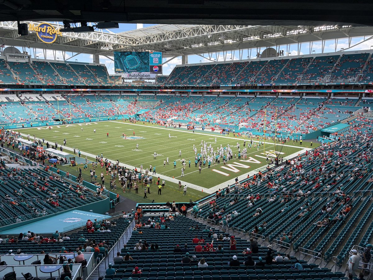 mcel90's tweet photo. Laut den Farben im Stadion so kurz vor Kick Off, riecht das ganz klar nach nem #phinsup Heimspiel - nicht.

#rtlnfl https://t.co/Yx8hF36kHv
