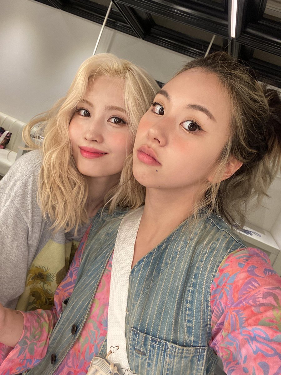 misahyundk's tweet photo. Chaeyoung and Momo from 'More &amp; More' era https://t.co/fb5EiZtGgL