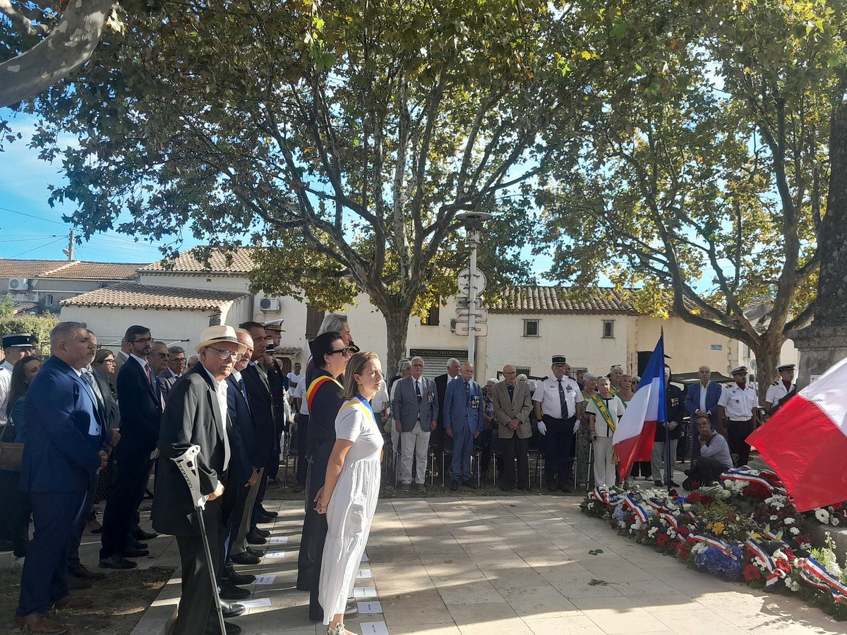 Prefet13's tweet photo. #Retourenimages | Cérémonie d'hommage aux Harkis
Vendredi 25 septembre, à Mas-Thibert, la sous-préfète de l'arrondissement d'Arles, Cécile Lenglet, a rendu hommage aux harkis, aux moghaznis et aux personnels des diverses formations supplétives qui ont servi la France durant la guerre d'Algérie.
La cérémonie s'est déroulée devant le mémorial de Mas-Thibert, en présence de nombreux élus, d'autorités civiles et militaires, de représentants des anciens combattants et d'élèves des écoles du secteur, pour saluer leur engagement et leur courage, sans oublier les épreuves traversées par eux et leurs familles.
🗣️ « Aujourd'hui, dans chaque département, la Nation leur rend un hommage silencieux et solennel » — extrait du message d'Alice Rufo, ministre déléguée auprès de la ministre des Armées et des Anciens combattants.
Pour aller plus loin ➡️https://t.co/kHGzO8a0tI