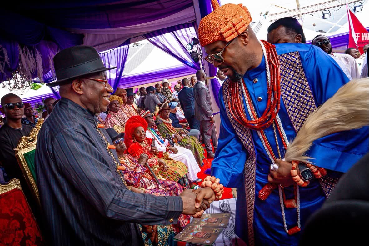 OyoNews1's tweet photo. The Olu of Warri, His Majesty Ògíamẹ̀ Atúwàtse III, was among dignitaries who attended the coronation of King Charles Douglas MacPepple Jaja, Jeki VI, as Amanyanabo and Treaty King of Opobo Kingdom. https://t.co/Nh1nBPFA8I