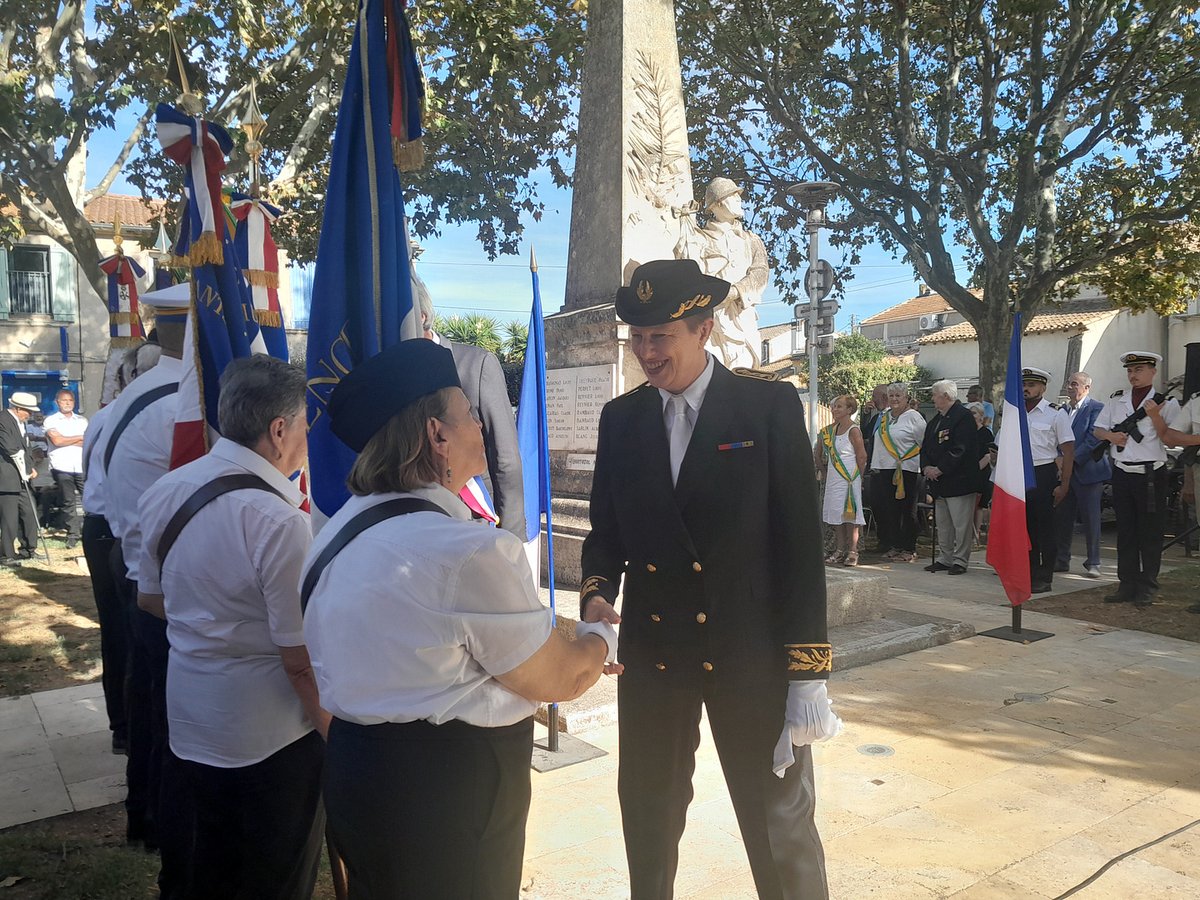 Prefet13's tweet photo. #Retourenimages | Cérémonie d'hommage aux Harkis
Vendredi 25 septembre, à Mas-Thibert, la sous-préfète de l'arrondissement d'Arles, Cécile Lenglet, a rendu hommage aux harkis, aux moghaznis et aux personnels des diverses formations supplétives qui ont servi la France durant la guerre d'Algérie.
La cérémonie s'est déroulée devant le mémorial de Mas-Thibert, en présence de nombreux élus, d'autorités civiles et militaires, de représentants des anciens combattants et d'élèves des écoles du secteur, pour saluer leur engagement et leur courage, sans oublier les épreuves traversées par eux et leurs familles.
🗣️ « Aujourd'hui, dans chaque département, la Nation leur rend un hommage silencieux et solennel » — extrait du message d'Alice Rufo, ministre déléguée auprès de la ministre des Armées et des Anciens combattants.
Pour aller plus loin ➡️https://t.co/kHGzO8a0tI