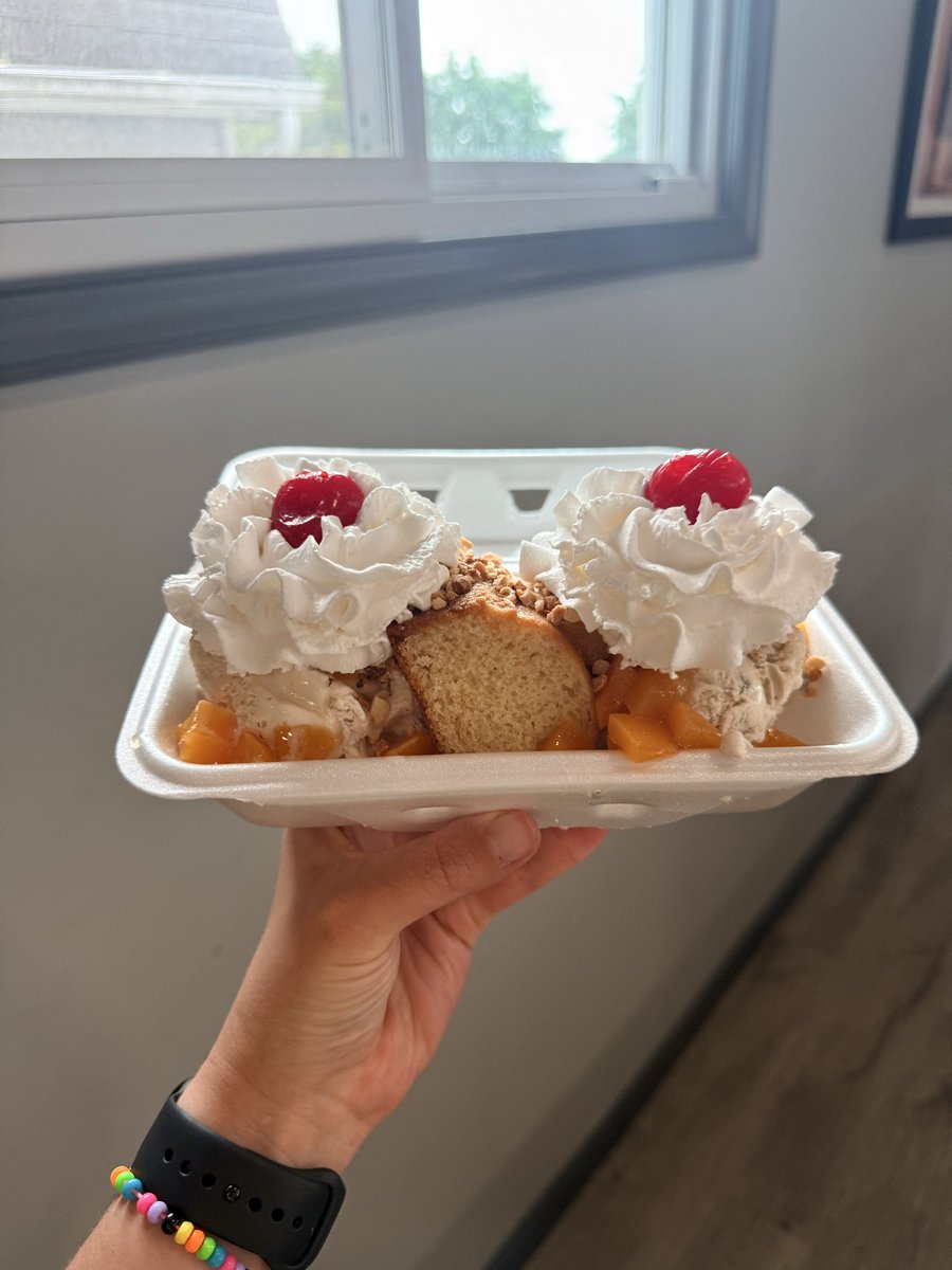 KingKone_'s tweet photo. Chilly weather calls for something warm… Our Peach Cobbler sundae is two scoops of ice cream with a warmed up shortcake in the center topped with peaches, peanuts, whipped cream and cherry! 🍑 https://t.co/IJ2olRNm7H