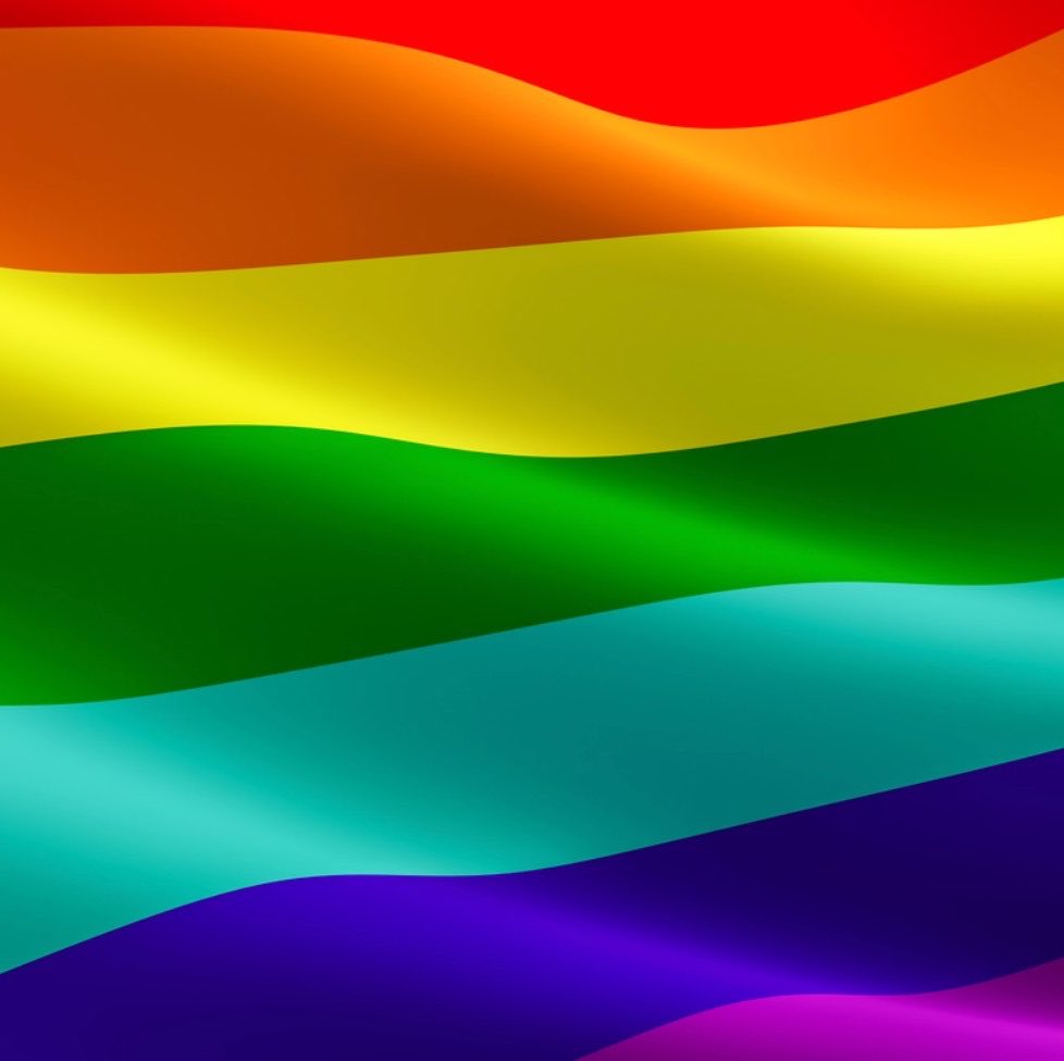 meselelgbt's tweet photo. 💬 Yaklaşık 30 yıl boyunca kadın gibi yaşamaya çalışan İsviçreli Chris Brönimann:

─ Ameliyattan önce sahip olduğum sağlıklı bedenimi sadece bir günlüğüne yeniden alabilmek için neler vermezdim. Böyle bir gün artık hiçbir zaman olmayacak.

─ 19 yaşındayken "trans" bir kadınla tanıştım, ondan etkilenelerek "Kadın olursam ben de mutlu olurum" diye düşündüm. Ölümcül bir yanılgıymış.

─ Önce İsviçre televizyonu, ardından tüm LGBT oluşumları gece-gündüz benim haberlerimi yapmaya başladı. Adeta "LGBT'nin bir rol modeli" hâline getirilmeye çalışıldım.

─ O dönemde doğru olanı yaptığıma inanıyordum. Trans geçmişi olan insanlara yönelik hoşgörü ve saygı konusunda insanları bilinçlendirdiğimi düşünüyordum. Dünyanın renkli ve çeşitli olduğunu göstermenin benim misyonum olduğuna inanıyordum.

─ 16 kez ameliyat oldum, çok sayıda komplikasyon yaşadım ama hiçbir zaman gerçekten ciddi biçimde "Neden?" ya da "Burada tam olarak ne yanlış gitti?" diye sorgulanmadı.

─ Aslında bir illüzyona hizmet ettim ve aynı zamanda bir illüzyon sattım. Bugün bundan gerçekten utanıyorum.

─ Umduğum özgürleşmenin aksine kendimi daha da fazla sıkışmış hissettim. Beni daha da az anladılar, ben de ruhsal ve psikolojik olarak kendimle daha da az başa çıkabildim. Bu o kadar aşırıydı ki, birkaç kez hastanede yatmam gerekti, 2006’da artık tahammül edemediğimi düşündüğüm için hayatıma son vermek istedim. Tüm bunlar geçiş sürecinden sonra yaşandı.

─ Detranzisyon (geri dönüş) yapmak, tranzisyon (geçiş) yapmaktan çok daha zordur. Sözde başarılı ve kapsamlı bir tıp sistemimiz var, geçiş sürecini teşvik ediyor ve insana tüm seçenekler yelpazesini sunuyor. Ancak geri dönüş söz konusu olduğunda aynı tıp sistemi ortadan kayboluyor. Aynı doktorlar artık orada değil ve size yardım etmek istemiyorlar.

─ Neredeyse 30 yıl "trans kadın" olarak yaşadım ve 30 yılı aşkın süredir cinsiyet hormonları kullanıyorum. Bunun ne anlama geldiğini, ne tür etkileri olduğunu gençler bilmiyor. Söz konusu olan çocuklar ve gençler. Onların korunmaya ihtiyacı var.

─ Ben sessiz kalmayacağım. Evet, "trans" aktivistlerin tüm öfkesini üzerime çekiyorum. Nefret mesajları, ölüm tehditleri alıyorum. Neden? Sırf bu çılgın konuda tüm sonuçların farkında olmamızı istediğim için.