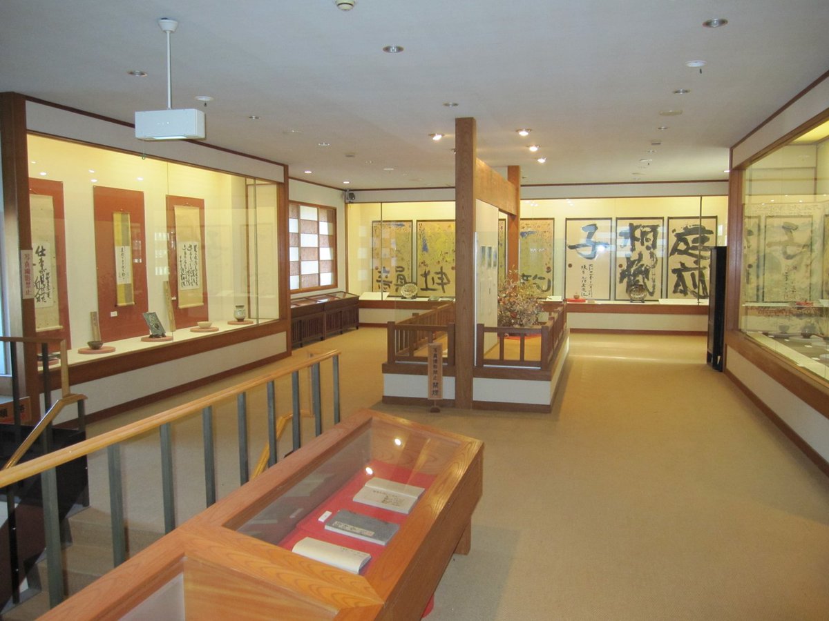 paperconsultant's tweet photo. 写真は、松江市八雲町の安部榮四郎記念館の展示室。1983年10月に開館しました。
出雲民藝紙と、柳宗悦・バーナード・リーチ・棟方志功ら民藝の仲間の作品が並びます。
10月3日（土）は開館記念祭です。
#出雲民藝紙 https://t.co/BBFLDcS1Xl