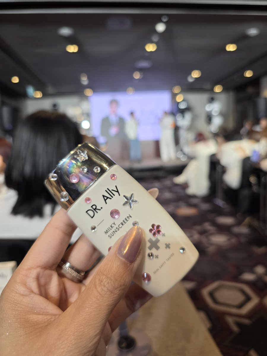 Irada_ii's tweet photo. Workshop with Khaotung
 คือ ขต ยังเลือกให้ไม่หลุดตีม 😂 🌸

Pretty Little Things With Khaotung 

#DrAllyXKhaotung 
#khaotungg #เด็กน้อยของขต https://t.co/c1jRbcnvcG
