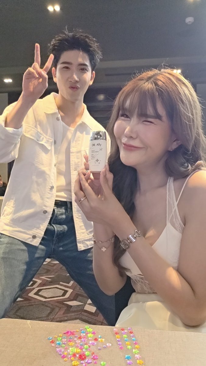 Irada_ii's tweet photo. Workshop with Khaotung
 คือ ขต ยังเลือกให้ไม่หลุดตีม 😂 🌸

Pretty Little Things With Khaotung 

#DrAllyXKhaotung 
#khaotungg #เด็กน้อยของขต https://t.co/c1jRbcnvcG
