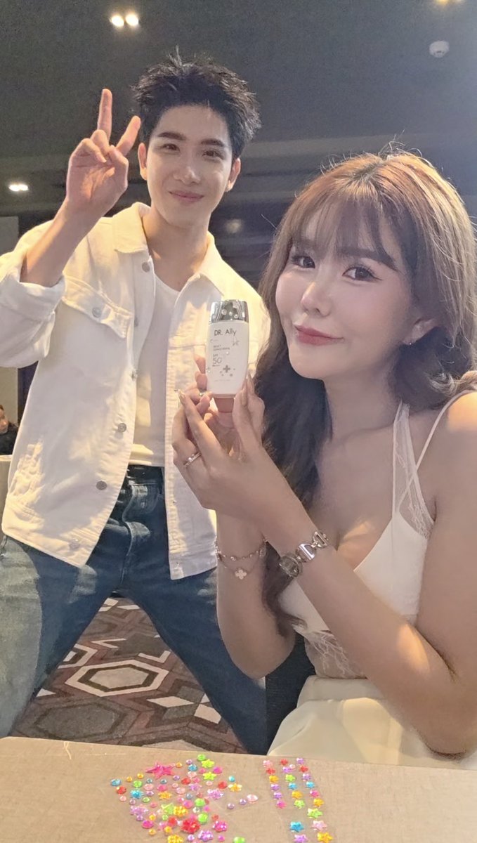Irada_ii's tweet photo. Workshop with Khaotung
 คือ ขต ยังเลือกให้ไม่หลุดตีม 😂 🌸

Pretty Little Things With Khaotung 

#DrAllyXKhaotung 
#khaotungg #เด็กน้อยของขต https://t.co/c1jRbcnvcG