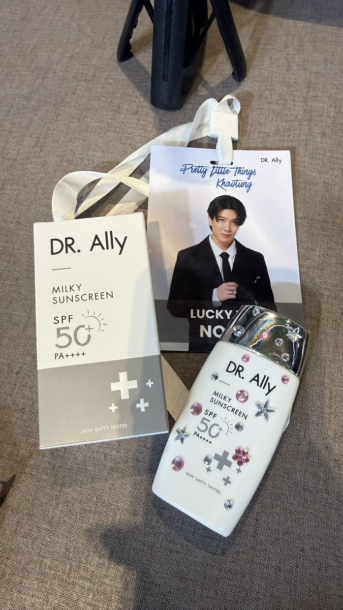 Irada_ii's tweet photo. Workshop with Khaotung
 คือ ขต ยังเลือกให้ไม่หลุดตีม 😂 🌸

Pretty Little Things With Khaotung 

#DrAllyXKhaotung 
#khaotungg #เด็กน้อยของขต https://t.co/c1jRbcnvcG