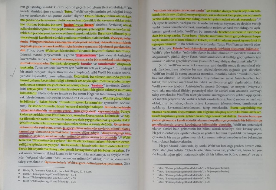 DincerKaratepe's tweet photo. "Tutor, Wolff'un yönteminin çekirdeğini kanıtlar ve tanıtlamalar oluşturmaktadır diyor. Onun felsefeyi bilim olarak kurma çabasında felsefesine nitelik kazandıran öncelikle üç kavrama dikkat çekiyor. Bunlar; birincisi, bir nevi basiret veya beceri olarak adlandırabileceğimiz bir çeşit #bilimsel çalışma yeteneğidir. Bu yeteneğin sürekli bir şekilde yeniden elde edilmesi gerekmektedir. Bu ancak bilimsel çalışma yeteneği kendisini sürekli yenilerse mümkün olabilecektir. Öyleyse, felsefenin, #Wittgenstein'dan esinlenerek söyleyecek olursak, başkaları için #felsefe yapmak yerine onlara kendileri için felsefe yapmasını öğretmesi gerekmektedir. Tudor, bunu #Wolff'un felsefesinin dinamik boyutu olarak tanımlıyor. İkincisi, mantık çerçevesinde iş gören ilişkilendirme kavramıdır. Buna göre #öncül ile #sonuç arasında sıkı #mantıksal ilişki oluşturulmak zorundadır. Bu ilişki dolayısıyla kanıtlar ve tanıtlamalar oluşturulmalıdır. (...) Wolff bir sistem teorisyenidir. İlişkiselliği temel edinmiştir. Üçüncüsü, bu sürecin sonunda yani bilimsel çalışma becerisinin #bilgi edinmek amacıyla işletilmesi ve yöntemin uygulanması sonucu en yüce erek ve sonuç olarak kesinlik ortaya çıkar. Bu kavramlar felsefeye anlamlı bir gözle bakmayı mümkün kılmaktadır. Nedir öyleyse felsefe ve bu tanım #Hegel'in tanıtlanmış bilim olarak felsefe kuramı için neden önemlidir? Her şeyden önce Wolff'a göre, felsefe bilimdir. Fakat felsefe bilimlerin genel kavramıdır. Felsefe bir bilimdir, fakat #evrensel niteliğe sahiptir. Bu nedenle felsefe evrensel bilimdir ve tanımı gereği tüm gerçekleri kapsamaktadır. Buraya kadar aktardıklarımız Wolff'tan önce, örneğin #Descartes'ta, #Leibniz'de ve başka filozoflarda farklı biçimlerde felsefeye dair yaygın olan bakış açısıdır. Fakat Wolff'un felsefe tanımı yaygın olanı tekrarlamakla sınırlı değildir. Onun felsefe tanımı yeni olan, onun, felsefeyi tüm mümkün şeylerin bilimi olarak tanımlıyor olmasında yatmaktadır. Felsefe, diğer adıyla dünya-bilgeliği tüm mümkün şeylerin, nasıl ve neden mümkün olduklarının bir bilimidir. (...) Öyleyse felsefe Wolff'a göre betimlemekle yetinemez. Zira var olan her şeyin bir nedeni vardır. (...) Wolff'un tanımında felsefede süreçsel düşünmeye dair bir talep vardır. Tutor bunu felsefe, mümkün olanın gerçekleşmesi koşuluyla, mümkün olanın bilimidir. Felsefe, mümkün olanın gerçekleşme süreci ile uğraşan bilimdir. Bu belirlemenin ardından Tutor, Wolff'tan şu önemli cümleyi aktarıyor: Felsefe mümkün olanın gerçek oluşunun bilimidir... #DoğanGöçmen @dg_gocmen

#Hegel ve #Marx 📘
[Gerçekliğin ve Geleceğin Felsefesi]