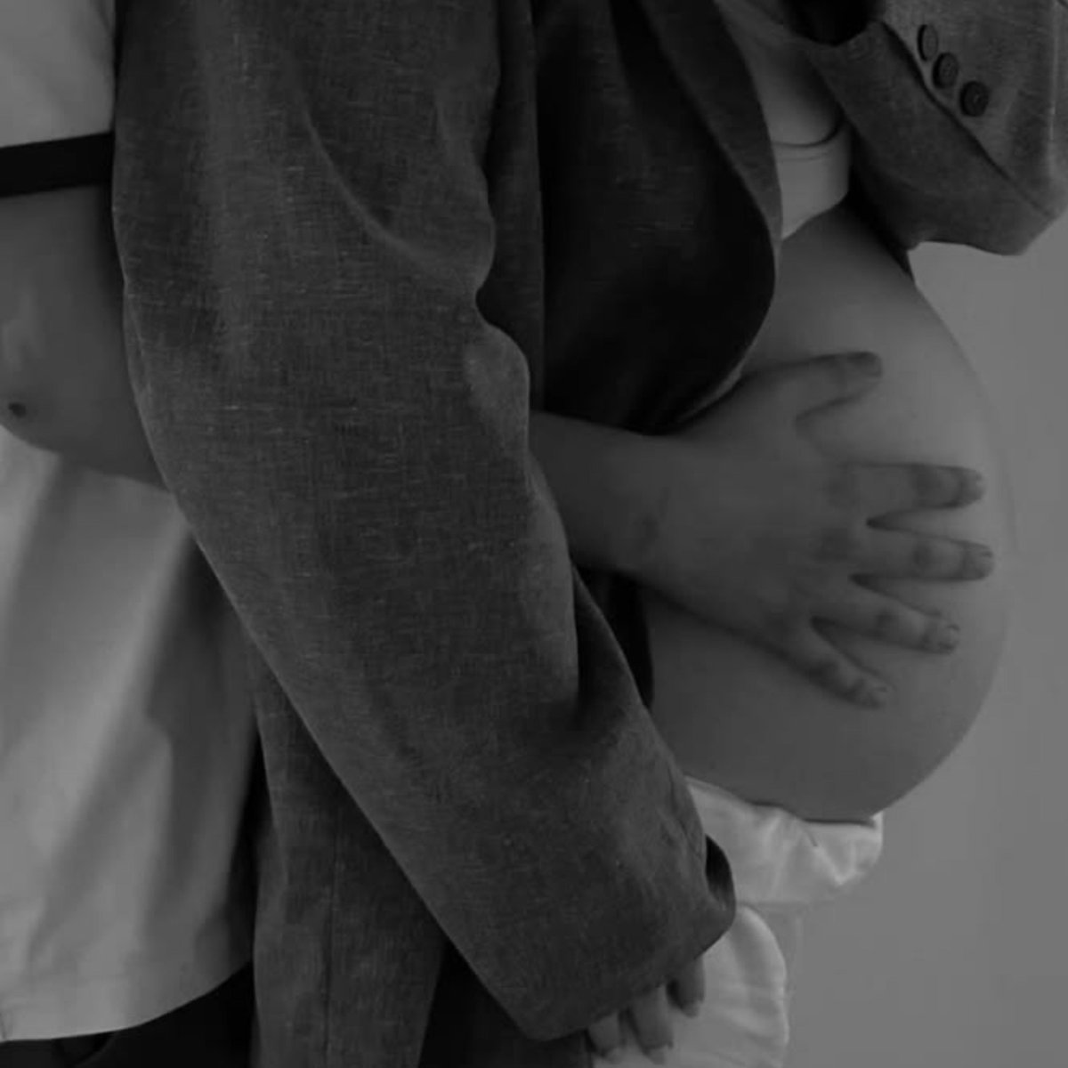 idyllicsoullll's tweet photo. 💌 Alpha, I think I’m pregnant
🖋️ : by Chococheeks
📎 https://t.co/tzZ9NMSaTT

• 41K (TaeKook)
• A/B/O - Modern Setting
• Benefits Relationship
• Celebrity/Public Figure
• Parent/Kid Themed
🎭 Singer Alpha Jk, Stylist Omega Tae
🏷️ : Secret Relationship, Mpreg https://t.co/9VYuxu4e0q