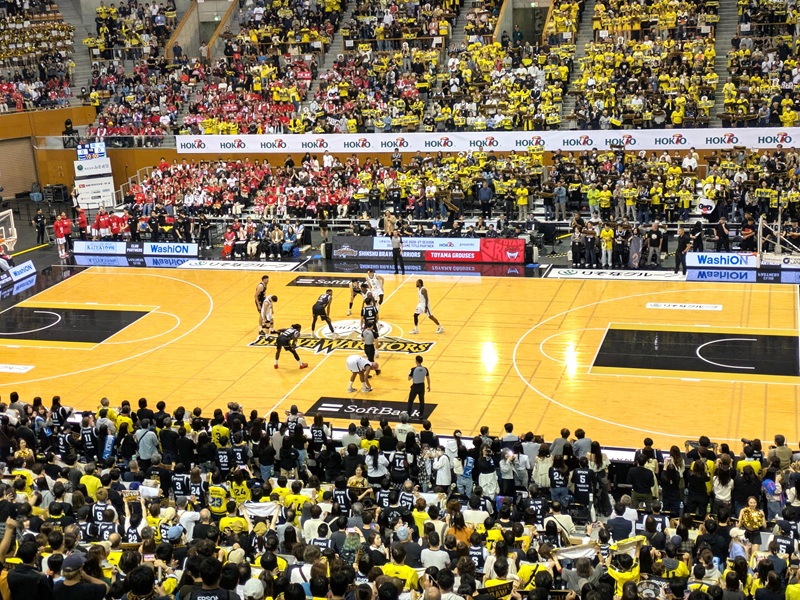 atsu_kanazawa's tweet photo. 土曜にブレイブウォリアーズの応援に行った際、座っていたブースの隣のブースにイケメンの青年がポツンとひとりで観戦中。ひとりで貸し切り？、どこのお坊ちゃま君？と思ったら、同僚が彼は藤牧京介さんなるアイドル君だと教えてくれました。おじさんの私としては芸能界関係は全くわからず。

試合終了後、彼のブース前は写真をとる若い子が行列、数百人？はいましたでしょうか。集客にかなりプラスだったでしょうね。アイドル恐るべし、感心しました。試合終了後、彼は我々のブースに挨拶に来てくれましたが、なかなかの好青年でありました。

なお、ウォリアーズはチームカラーを変えたので、タオルを買いかえましたがいい値段でした。