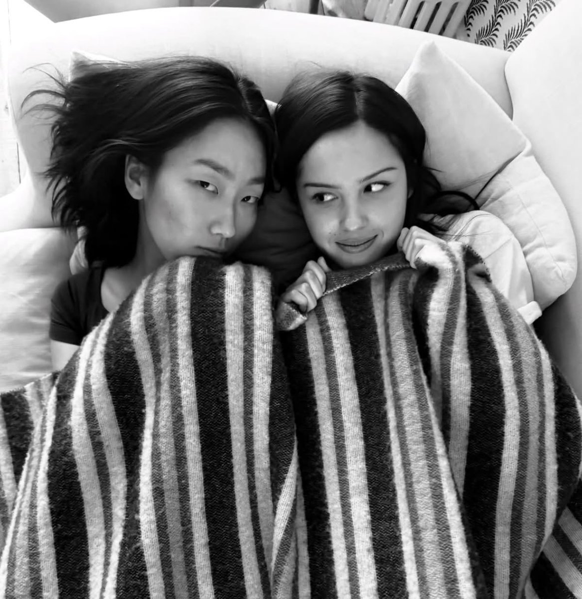 livsbarbie's tweet photo. and if there is a god, he’s the bond that between us two https://t.co/UAoowxjPDy