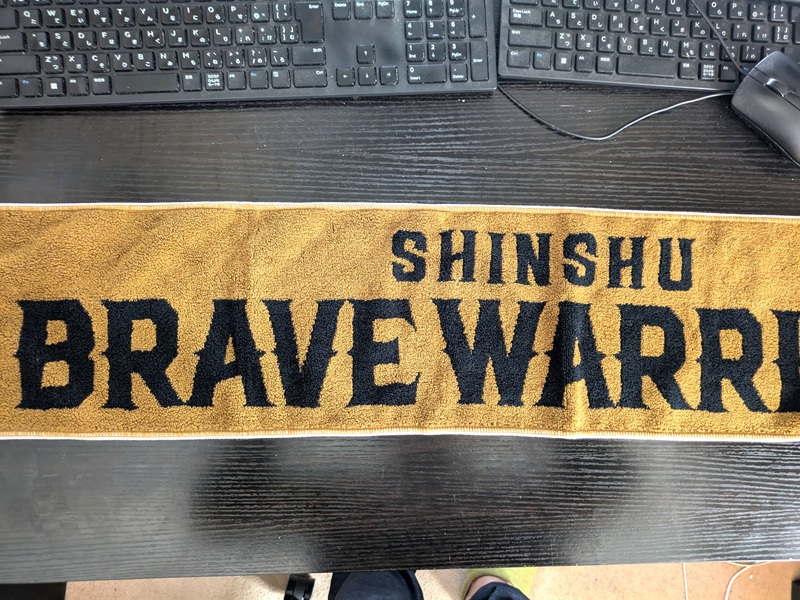 atsu_kanazawa's tweet photo. 土曜にブレイブウォリアーズの応援に行った際、座っていたブースの隣のブースにイケメンの青年がポツンとひとりで観戦中。ひとりで貸し切り？、どこのお坊ちゃま君？と思ったら、同僚が彼は藤牧京介さんなるアイドル君だと教えてくれました。おじさんの私としては芸能界関係は全くわからず。

試合終了後、彼のブース前は写真をとる若い子が行列、数百人？はいましたでしょうか。集客にかなりプラスだったでしょうね。アイドル恐るべし、感心しました。試合終了後、彼は我々のブースに挨拶に来てくれましたが、なかなかの好青年でありました。

なお、ウォリアーズはチームカラーを変えたので、タオルを買いかえましたがいい値段でした。