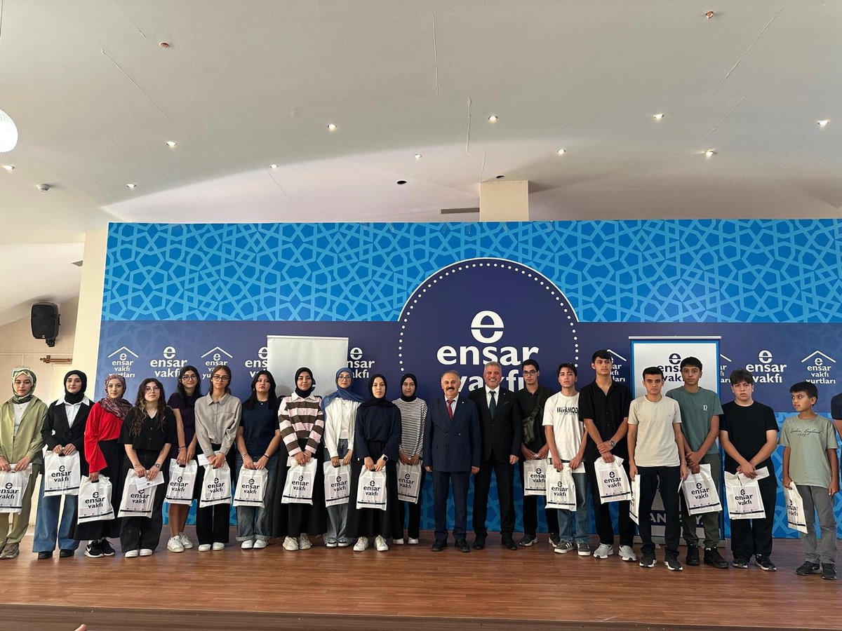 EnsarVakfi's tweet photo. 🔵 Antalya'da Gençlerin Başarısı Ödüllendirildi: 42 Öğrenci Türkiye'nin İlk 100'ünde

Ensar Vakfı Antalya Şubesi tarafından düzenlenen 7. Sana Emanet Bilgi Yarışması'nın ödül töreninde, Türkiye genelinde dereceye giren öğrenciler ödüllerini aldı. Antalya'dan 42 öğrencinin ilk 100'de yer aldığı yarışmada, şube ayrıca iki ayrı başarı ödülüne layık görüldü. 👇

🏆 Türkiye genelinde ilk 100’e giren öğrencilerimize 3.000’er TL ödül bursu takdim edildi.

📊 ANTALYA’NIN YILLARA GÖRE BAŞARISI

🔹 2022-2023
📌 582 başvuru ➡️ 🏆 3 öğrenci

🔹 2023-2024
📌 1.596 başvuru ➡️ 🏆 15 öğrenci
🥇 1 Türkiye birinciliği

🔹 2024-2025
📌 1.815 başvuru ➡️ 🏆 28 öğrenci

🔹 2025-2026 🔥
📌 6.302 başvuru ➡️ 🏆 42 öğrenci

🌟 Ensar Vakfı Antalya Şubesine Çİfte Ödül!

🏆 En Fazla Başvuru Yapan Şube
🏆 Dereceye En Fazla Öğrenci Yerleştiren Şube

Bu başarıda emeği olan eğitim yöneticilerimize, öğretmenlerimize, ailelerimize ve hayırseverlerimize teşekkür ediyoruz. 🤲

👏 Gençlerimizi kutluyor, nice başarılarda buluşmayı diliyoruz!

Ayrıntılar için:
🔗 https://t.co/xx7gNKKZ7D #EnsarVakfı #SanaEmanet #Antalya