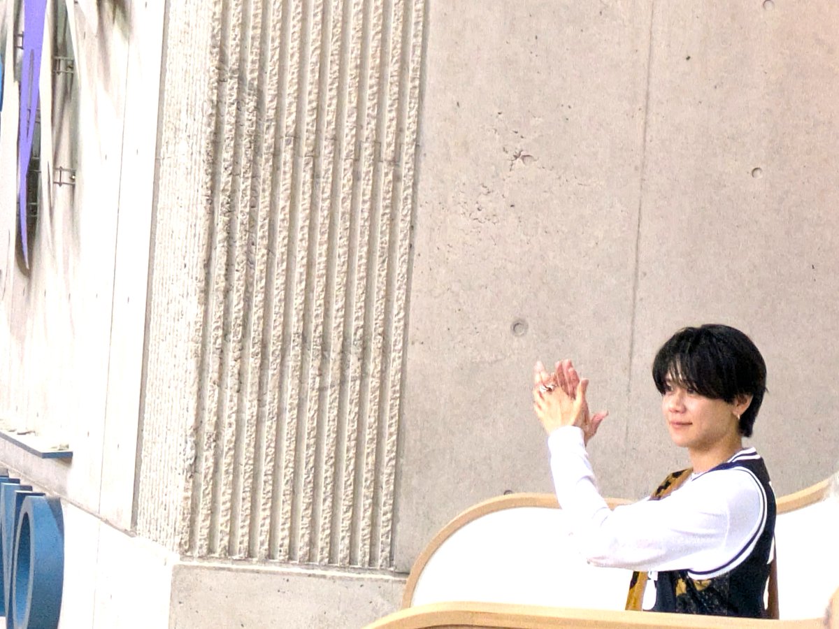 atsu_kanazawa's tweet photo. 土曜にブレイブウォリアーズの応援に行った際、座っていたブースの隣のブースにイケメンの青年がポツンとひとりで観戦中。ひとりで貸し切り？、どこのお坊ちゃま君？と思ったら、同僚が彼は藤牧京介さんなるアイドル君だと教えてくれました。おじさんの私としては芸能界関係は全くわからず。

試合終了後、彼のブース前は写真をとる若い子が行列、数百人？はいましたでしょうか。集客にかなりプラスだったでしょうね。アイドル恐るべし、感心しました。試合終了後、彼は我々のブースに挨拶に来てくれましたが、なかなかの好青年でありました。

なお、ウォリアーズはチームカラーを変えたので、タオルを買いかえましたがいい値段でした。