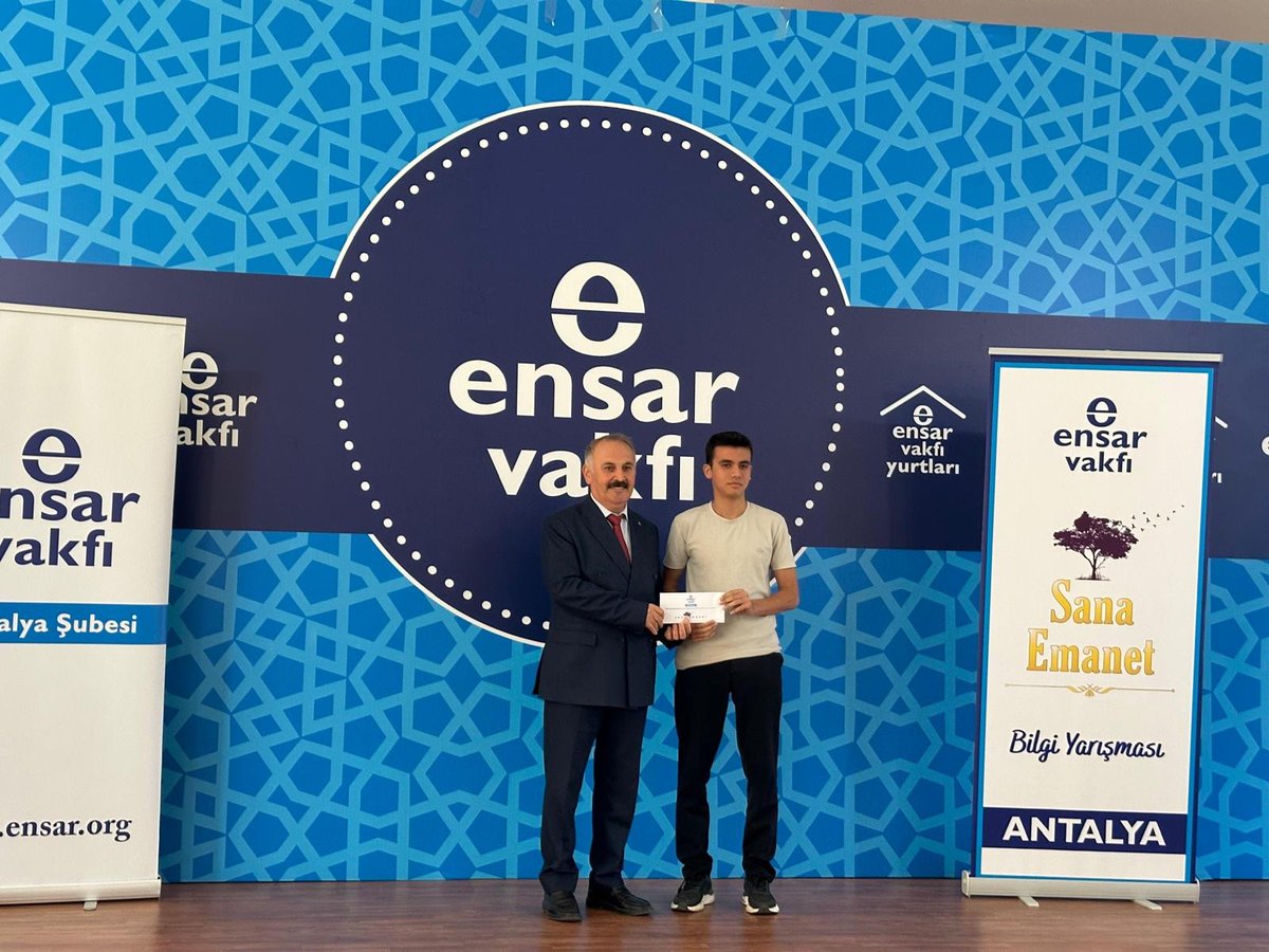 EnsarVakfi's tweet photo. 🔵 Antalya'da Gençlerin Başarısı Ödüllendirildi: 42 Öğrenci Türkiye'nin İlk 100'ünde

Ensar Vakfı Antalya Şubesi tarafından düzenlenen 7. Sana Emanet Bilgi Yarışması'nın ödül töreninde, Türkiye genelinde dereceye giren öğrenciler ödüllerini aldı. Antalya'dan 42 öğrencinin ilk 100'de yer aldığı yarışmada, şube ayrıca iki ayrı başarı ödülüne layık görüldü. 👇

🏆 Türkiye genelinde ilk 100’e giren öğrencilerimize 3.000’er TL ödül bursu takdim edildi.

📊 ANTALYA’NIN YILLARA GÖRE BAŞARISI

🔹 2022-2023
📌 582 başvuru ➡️ 🏆 3 öğrenci

🔹 2023-2024
📌 1.596 başvuru ➡️ 🏆 15 öğrenci
🥇 1 Türkiye birinciliği

🔹 2024-2025
📌 1.815 başvuru ➡️ 🏆 28 öğrenci

🔹 2025-2026 🔥
📌 6.302 başvuru ➡️ 🏆 42 öğrenci

🌟 Ensar Vakfı Antalya Şubesine Çİfte Ödül!

🏆 En Fazla Başvuru Yapan Şube
🏆 Dereceye En Fazla Öğrenci Yerleştiren Şube

Bu başarıda emeği olan eğitim yöneticilerimize, öğretmenlerimize, ailelerimize ve hayırseverlerimize teşekkür ediyoruz. 🤲

👏 Gençlerimizi kutluyor, nice başarılarda buluşmayı diliyoruz!

Ayrıntılar için:
🔗 https://t.co/xx7gNKKZ7D #EnsarVakfı #SanaEmanet #Antalya
