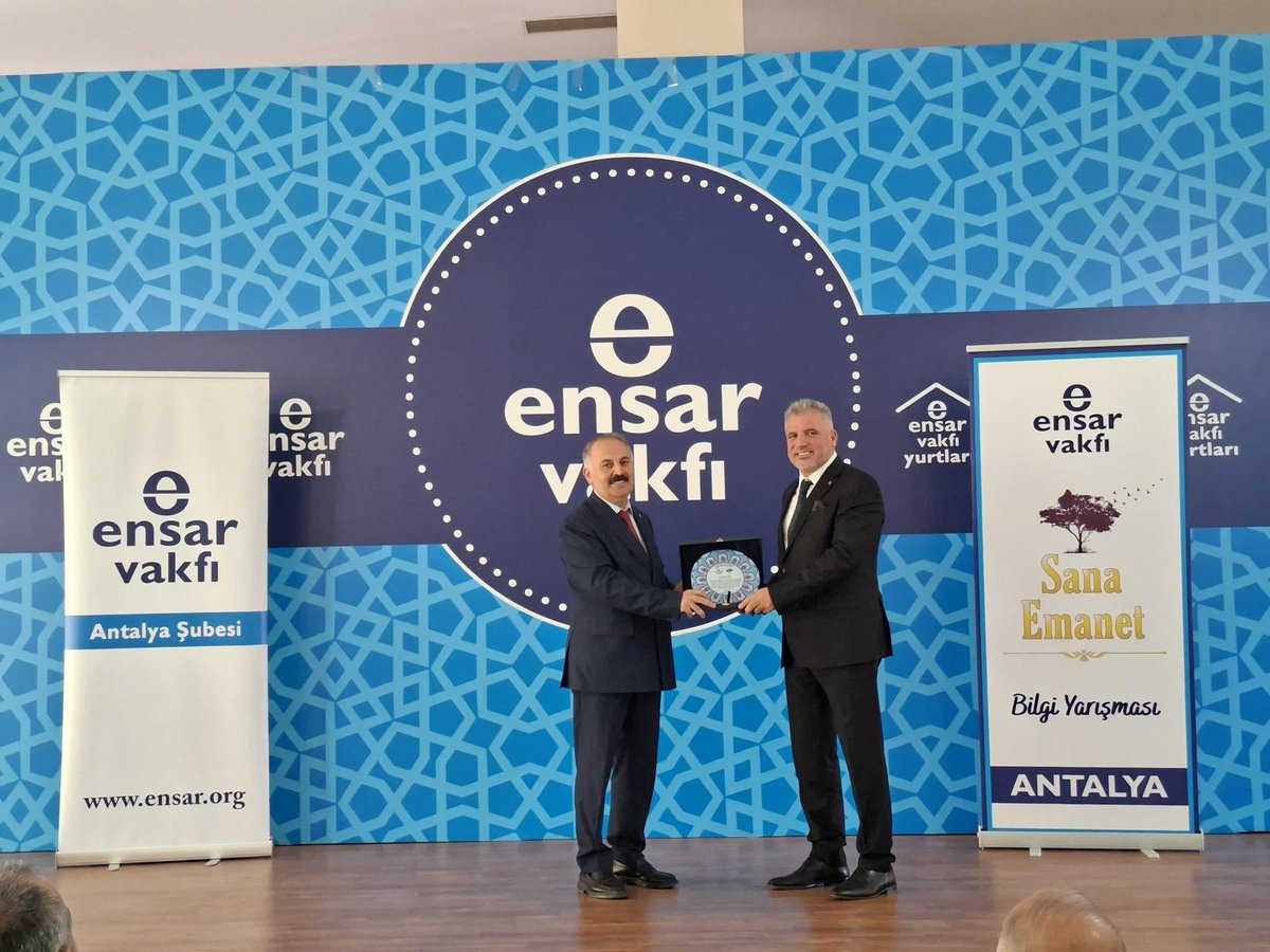 EnsarVakfi's tweet photo. 🔵 Antalya'da Gençlerin Başarısı Ödüllendirildi: 42 Öğrenci Türkiye'nin İlk 100'ünde

Ensar Vakfı Antalya Şubesi tarafından düzenlenen 7. Sana Emanet Bilgi Yarışması'nın ödül töreninde, Türkiye genelinde dereceye giren öğrenciler ödüllerini aldı. Antalya'dan 42 öğrencinin ilk 100'de yer aldığı yarışmada, şube ayrıca iki ayrı başarı ödülüne layık görüldü. 👇

🏆 Türkiye genelinde ilk 100’e giren öğrencilerimize 3.000’er TL ödül bursu takdim edildi.

📊 ANTALYA’NIN YILLARA GÖRE BAŞARISI

🔹 2022-2023
📌 582 başvuru ➡️ 🏆 3 öğrenci

🔹 2023-2024
📌 1.596 başvuru ➡️ 🏆 15 öğrenci
🥇 1 Türkiye birinciliği

🔹 2024-2025
📌 1.815 başvuru ➡️ 🏆 28 öğrenci

🔹 2025-2026 🔥
📌 6.302 başvuru ➡️ 🏆 42 öğrenci

🌟 Ensar Vakfı Antalya Şubesine Çİfte Ödül!

🏆 En Fazla Başvuru Yapan Şube
🏆 Dereceye En Fazla Öğrenci Yerleştiren Şube

Bu başarıda emeği olan eğitim yöneticilerimize, öğretmenlerimize, ailelerimize ve hayırseverlerimize teşekkür ediyoruz. 🤲

👏 Gençlerimizi kutluyor, nice başarılarda buluşmayı diliyoruz!

Ayrıntılar için:
🔗 https://t.co/xx7gNKKZ7D #EnsarVakfı #SanaEmanet #Antalya