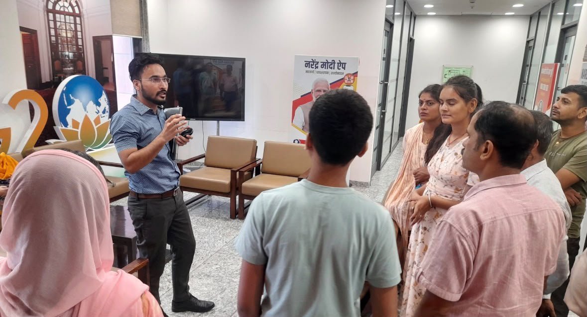 ModiPath's tweet photo. जानकारी से जागरूकता बढ़ती है। 

#HamaraAppNaMoApp  पर युवा अपने लिए उपयोगी अवसरों व पहलों की जानकारी जान सकते हैं, जबकि महिलाएं महिला सशक्तिकरण से जुड़ी विभिन्न योजनाओं के बारे में जानकारी प्राप्त कर सकती हैं।

आज ही जुड़िए!
📲 Download: https://t.co/k34B784WAN https://t.co/ZQXdcLsl7S