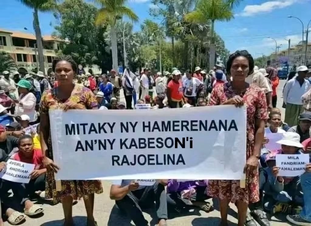 Nirysoo1's tweet photo. Andriamatoa PRRM, Atoa PM sy ianareo tompon'andraikitra voalohany eto Madagasikara: izahay mpitolona Gen Z dia mangataka aminareo : " omeo alalana feno ireo mpomba an'i ratompokolahy Rajoelina hangataka mazava ny fiverenan'ny kabesony. https://t.co/k5W5yUUOr0