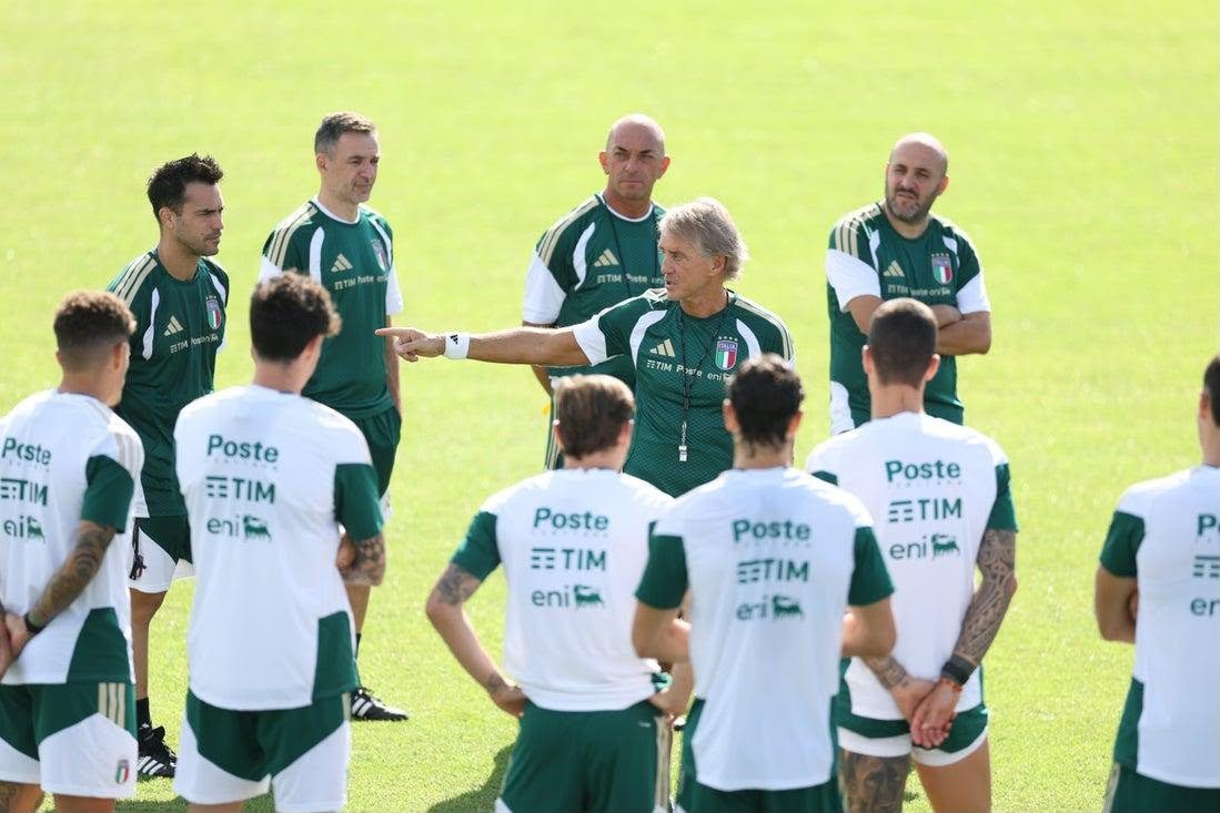 Andy_Calcio's tweet photo. Roberto Mancini ha dividido al grupo de la selección de Italia: 23 jugadores viajarán al partido contra Turquía, mientras que 10 se quedarán a entrenar en Coverciano de cara al próximo partido de la Nations League.

⏩ Honest Ahanor
⏩ Nicolò Barella 
⏩ Diego Coppola
⏩ Samuele Inacio
⏩ Eddy Kouadio
⏩ Daniel Maldini 
⏩ Gianluca Mancini 
⏩ Massimo Pessina
⏩ Samuele Ricci
⏩ Mohamed Alì Zoma
