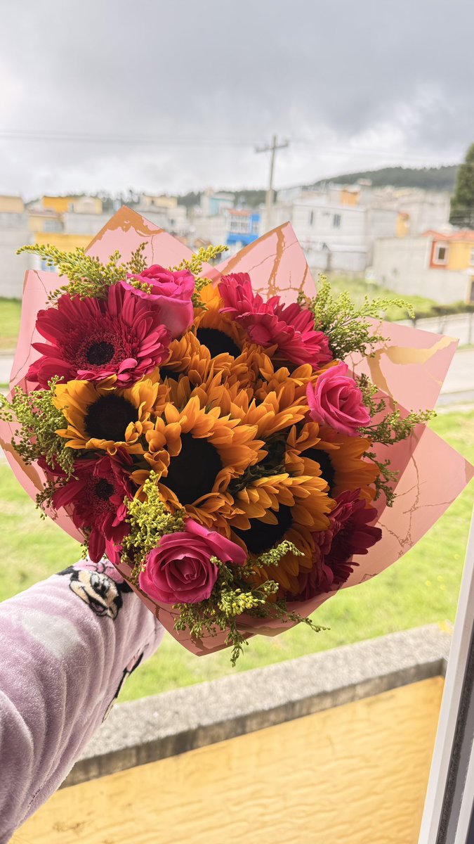 nv_sof19's tweet photo. Mi tío que nunca le ha dado flores a ninguna de sus sobrinas, me despertó así, porque dice que yo soy su hija mayor❤️‍🩹 https://t.co/AklpYSnENl