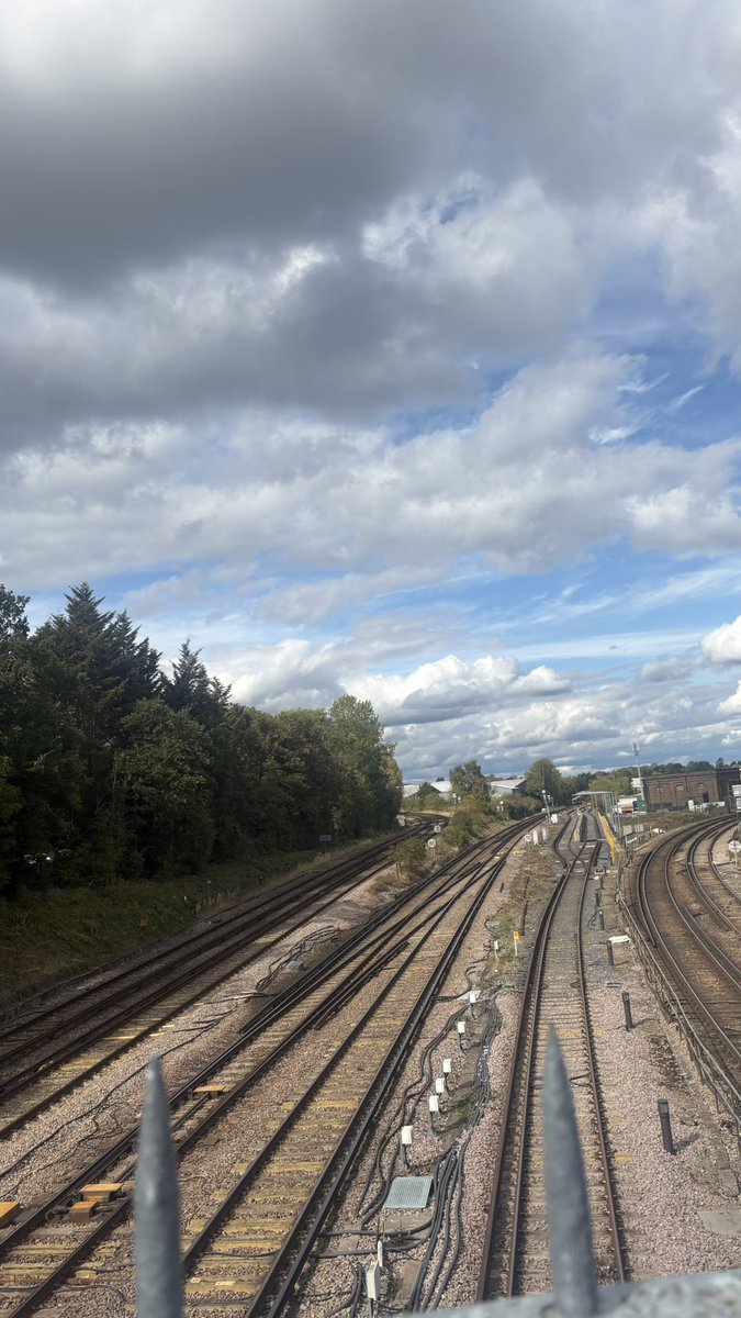 N_Y001's tweet photo. guildford 🇬🇧 https://t.co/u2o7KMCICw