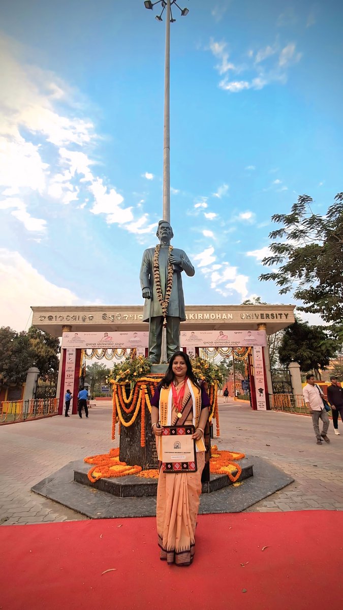 subhnyk28's tweet photo. 03.02.26🧿💕 
Honourable President of India smt.Draupadi Murmu poured her excellence into the 
12th Convocation 🎓 of Fakir Mohan University.
I received 2 Gold Medals in FMU MA Political Science gold medal  and Dr.Shyam Sundar Mohapatra Gold Medal in Political Science. https://t.co/c1RkntrTzq
