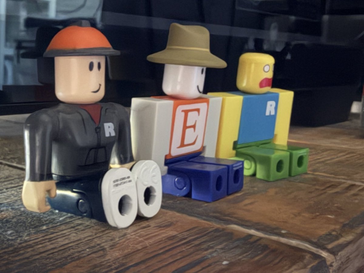 Epitonex's tweet photo. I miss roblox toys https://t.co/KEotR7GgXb