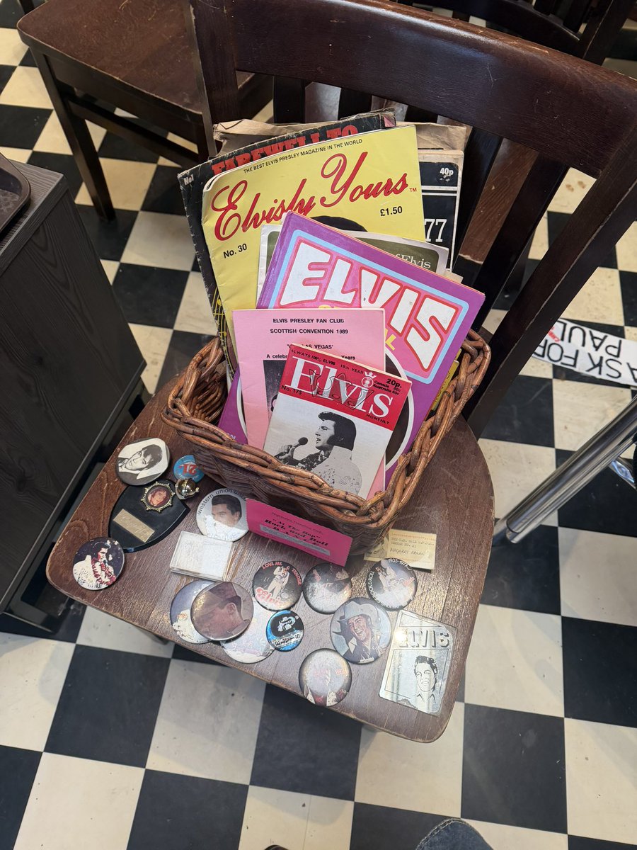 pusheenbakes's tweet photo. came across the most fantastic collection of vintage elvis merch but did not purchase any unfortunately..Also a beautiful vintage dress (that i also didnt buy) https://t.co/eJPokziYWc