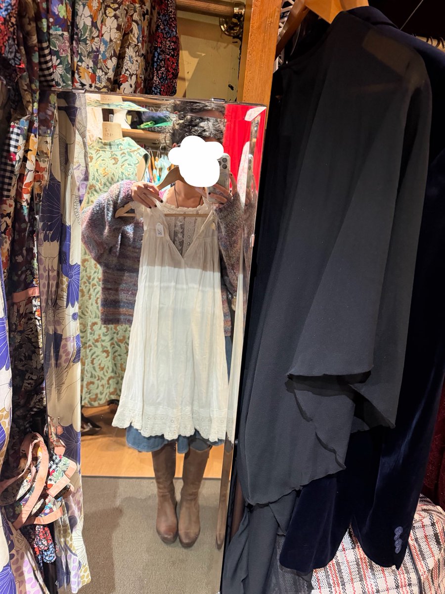 pusheenbakes's tweet photo. came across the most fantastic collection of vintage elvis merch but did not purchase any unfortunately..Also a beautiful vintage dress (that i also didnt buy) https://t.co/eJPokziYWc