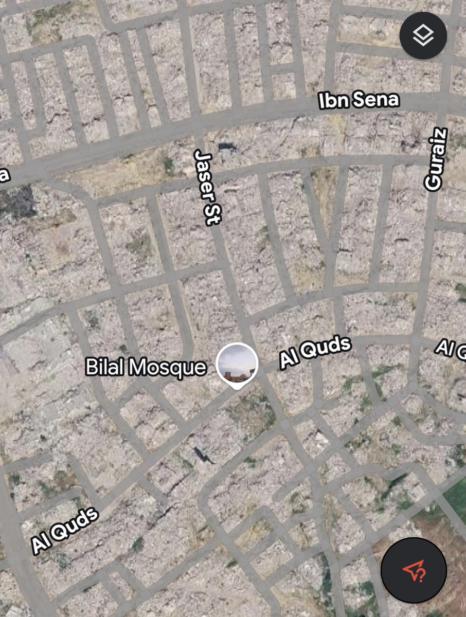Abu_Salah9's tweet photo. قمت بفتح خرائط جوجل بعد أن سمعت أنها حدثت صورها، أردتُ أن أرى غزة، حيّي، شارعي، البيت الذي كبرتُ فيه.

بحثتُ طويلاً... لم أجد شيئاً.

لا سقف، لا جدار، لا معلماً واحداً يشهد أن حياة كانت توجد هنا.

المدارس التي احتضنت ضحكاتنا، والمقاهي التي عرفت أسرارنا، والأزقة التي حفظت خطواتنا، كلها تحوّلت إلى تراب!

كيف يمكن لمدينة بحجم غزة، بتاريخها وناسها وحكاياتها، أن تختفي هكذا من فوق سطح الأرض دون أن يهتزّ ضمير العالم؟

غزة لم تُدمر فقط، غزة أُلغيت من الجغرافيا كما ألغيت من ضمير كثيرين.