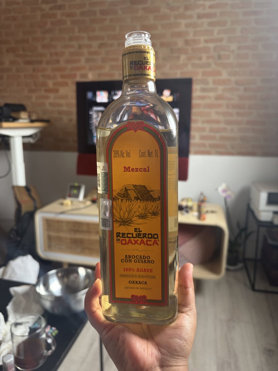 cielobruce's tweet photo. Unos mezcalitos con unos chapulines con limón https://t.co/3deR3TTuJq