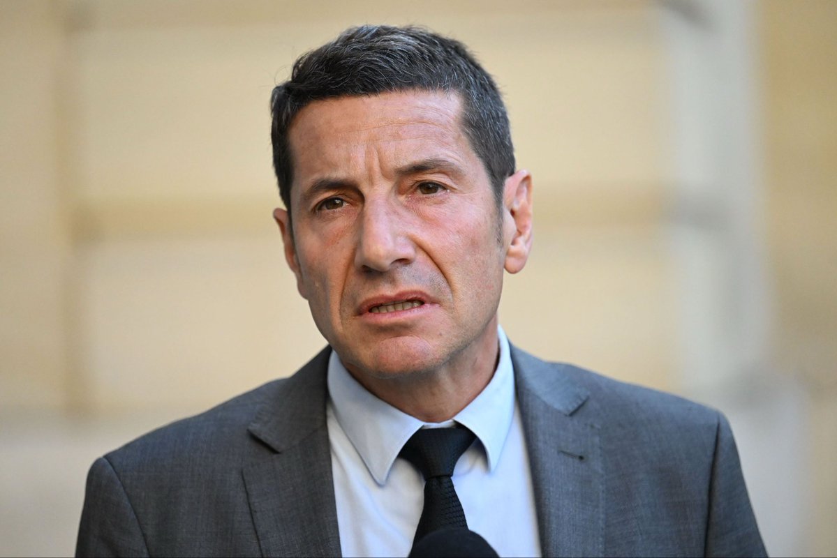 LObservateur_X's tweet photo. David Lisnard, le maire réélu par 8 Cannois sur 10 dès le premier tour, vise maintenant l'Élysée.

  57 ans. Maire de Cannes.
Et franchement ? C'est peut-être le candidat le plus sous-estimé de 2027.

   Pendant que les plateaux télé ne parlent que de deux ou trois noms, lui fait ce que Paris ne sait plus faire : gagner chez lui, largement, et gérer sans creuser la dette.

Un homme politique que ses propres électeurs plébiscitent à 81 %, ça devrait intriguer tout le monde.
Au lieu de ça, silence radio.

Son score aux municipales de mars 2026 :
🗳️ 81 % dès le premier tour
Le RN ? 11,7 %. Soit 7 fois moins.

Dans une région où le RN fait la loi, c'est un exploit que personne à Paris ne commente.
Mais ce n'est que le début.

Son parcours :

🔹 Élu au conseil municipal de Cannes → 2001
🔹 Maire → 2014, 2020, 2026
🔹 Fondateur de Nouvelle Énergie → 2021
🔹 Issu d'une famille de pêcheurs cannois depuis le XVe siècle
Pas un parachuté, 
Un enfant du port.

25 ans de terrain local. Combien de ministres peuvent en dire autant ?

Son bilan à Cannes :

📌 Une situation financière jugée « saine » par la Chambre régionale des comptes
📌 Des taux d'impôts communaux baissés de 3,6 % en 2025, selon son parti
📌 119,5 % de l'objectif de logements sociaux 2020-2022 atteint
Pendant que l'État empile les déficits, une ville baisse ses impôts.
Voilà la vraie différence : lui gère un budget, eux gèrent une dette.

Et c'est lui qui ose claquer la porte :

"Je pense que je n'ai plus rien à faire chez LR."
Mars 2026 : il quitte Les Républicains, qu'il accuse d'avoir verrouillé la désignation pour 2027.

Le même jour, il se déclare candidat.
Quitter un parti qui vous garantit une carrière, en politique, c'est rarissime.

Rien n'est encore gagné.

📌 2 % chez OpinionWay, 4,2 % chez Cluster17
Soit 2 à 4 électeurs sur 100.
📌 500 promesses de parrainage déjà réunies, selon son camp.

Soyons honnêtes : à 2 %, on ne gagne pas une présidentielle. Mais à 81 % chez soi, on mérite d'être écouté 

Lisnard : 12 ans de gestion mesurable, des comptes validés par un juge financier, des impôts en baisse.

   En face, beaucoup de candidats n'ont jamais géré autre chose qu'un plan média.

Lisnard 2027 président ?

#Présidentielle2027