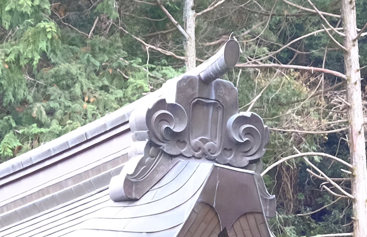 simadu1123's tweet photo. @ARCHITEKTUR_SHI 懸魚もそうですが鬼板が完全に昭和10年頃製図以降の内務省系の典型的なデザインですね〜（写真は近江神宮の内拝殿） https://t.co/daz0aGDTKp