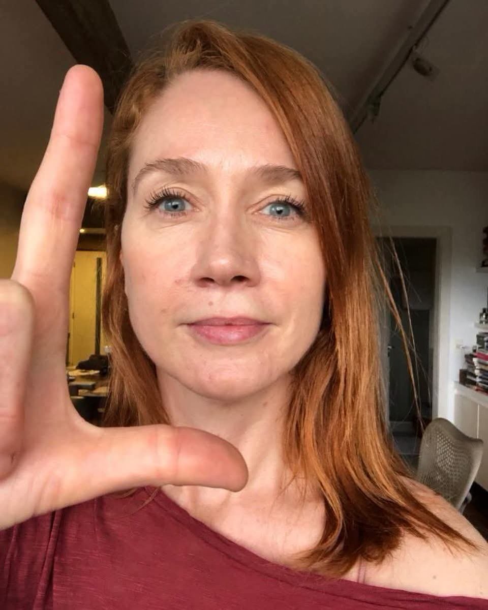 jornalnota's tweet photo. Camila Morgado fazendo o L e mostrando que tem lado nessas eleições! 

Maravilhosa, não? ❤️🇧🇷✊ https://t.co/NQBwt6WrVW