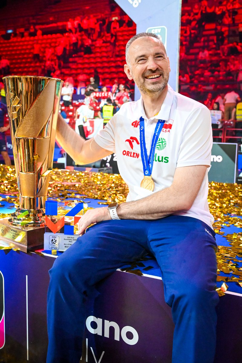 Radko_00's tweet photo. Nikola Grbić – wielkie słowa uznania za ten sezon! 🔥
Świetnie prowadził naszą reprezentację i potrafił odpowiednio przygotować zespół do najważniejszych spotkań. Doprowadził nas do zwycięstwa w Lidze Narodów oraz Mistrzostwach Europy! 🇵🇱❤️
📸 PZPS
#gangłysego #EuroVolleyM https://t.co/JD5D1cFOQm