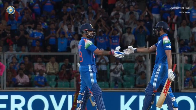 khabribollyka's tweet photo. SHUBMAN GILL ON VIRAT KOHLI:
"He is batting superbly, he is enjoying the game a lot more, playing with freedom - the ability to clear the boundary at will, he is doing right now".
#viratkohli #shubmangill #INDvsWI #ODIs #1stODI #khabribollyka #kkbe #IndianCricket #ODICricket https://t.co/VZCAhxG2zb