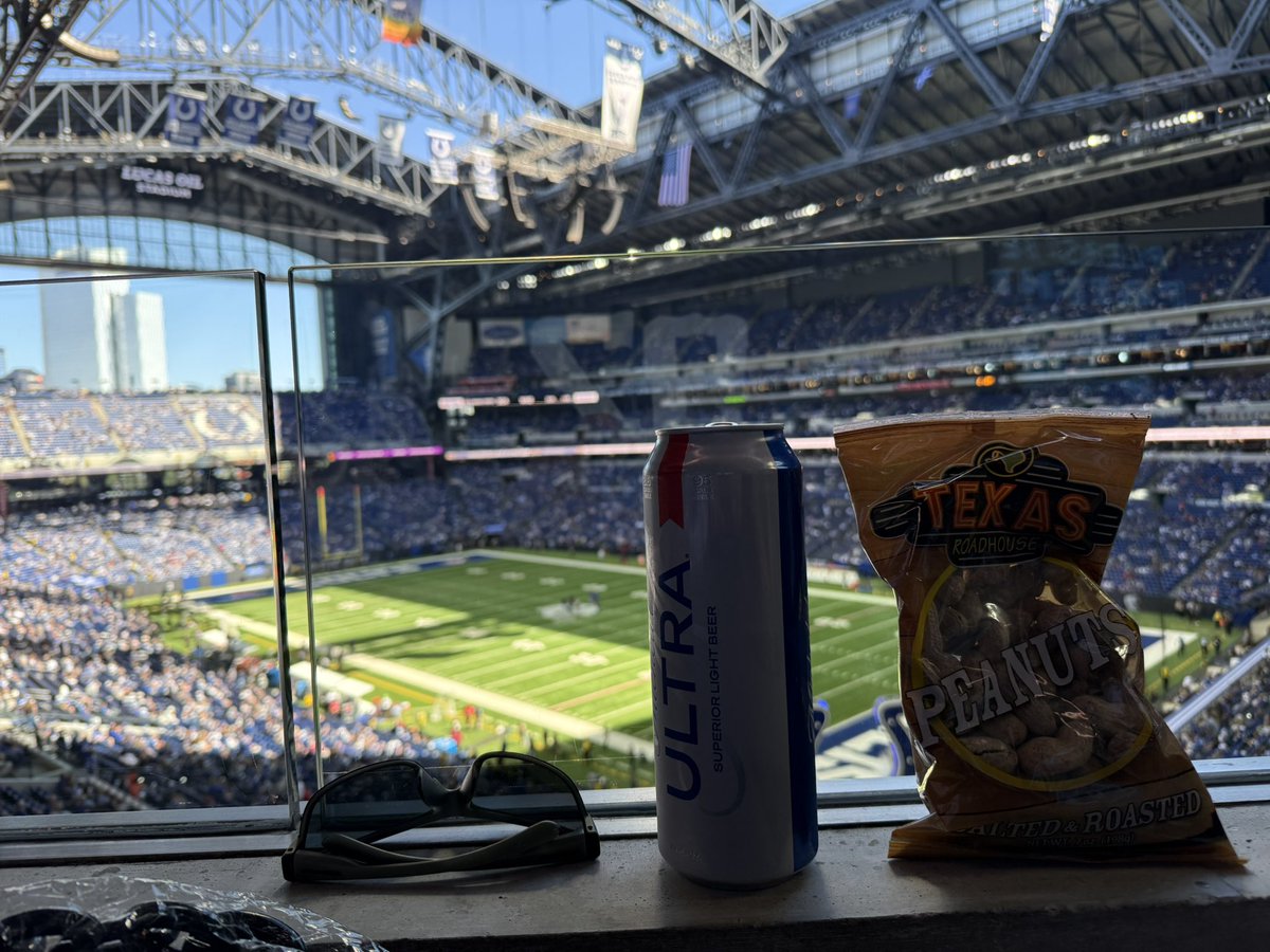 waynealan_indy's tweet photo. Finally got the roof &amp; window open for a game! Bout time @Colts !  Let’s go get the W!!!
#ForTheShoe https://t.co/krniqhsaNT
