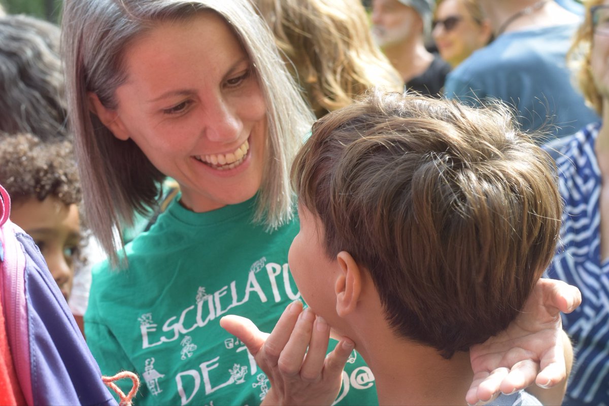 alba_leo's tweet photo. Hoy la clase la damos en la calle. Educación Pública 💚 https://t.co/D4UNyLS9Bl