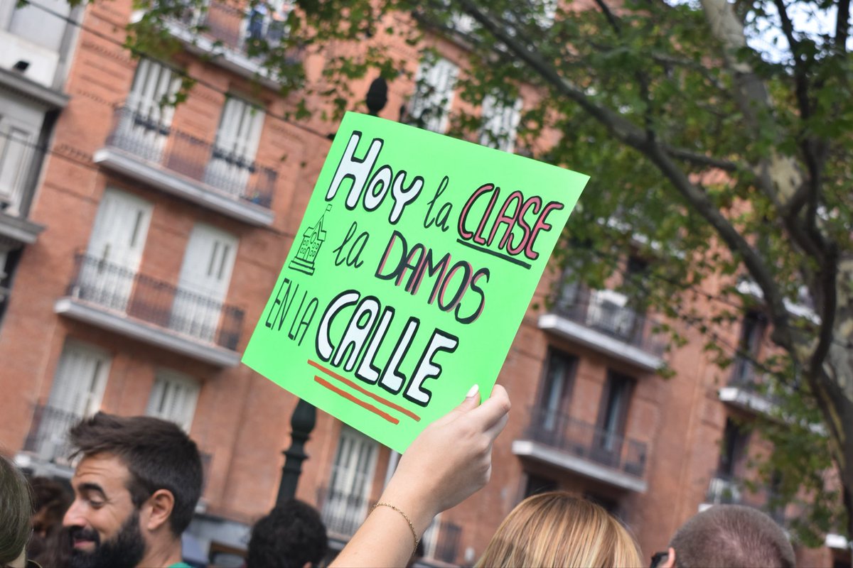 alba_leo's tweet photo. Hoy la clase la damos en la calle. Educación Pública 💚 https://t.co/D4UNyLS9Bl