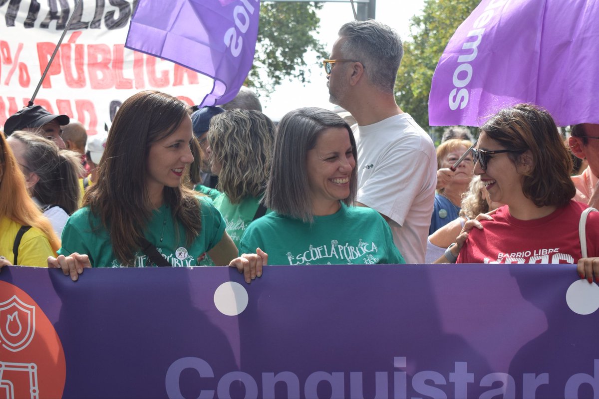 alba_leo's tweet photo. Hoy la clase la damos en la calle. Educación Pública 💚 https://t.co/D4UNyLS9Bl
