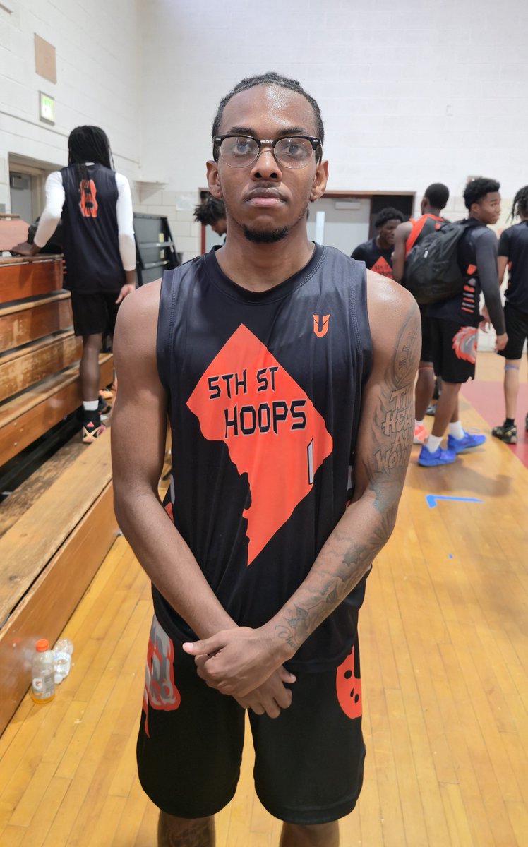MarcusHelton's tweet photo. Great finish in a DC battle between Coolidge and Carroll at DMV Hoops Madness. Travoda Jagne with a 4-point play to put Colts up late, but Ellis Johnson answers with 15 seconds remaining to give Carroll a 47-46 win. @CoolidgeBBall @MrBattleTested @ACLionsHoops https://t.co/yVuNICChZC