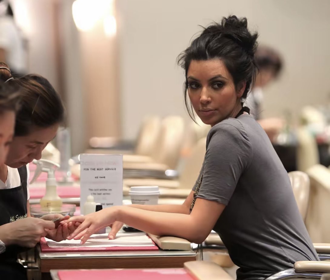lohanisgod's tweet photo. kim kardashian at the nail salon in the early 2000s https://t.co/1qQBxR74dk