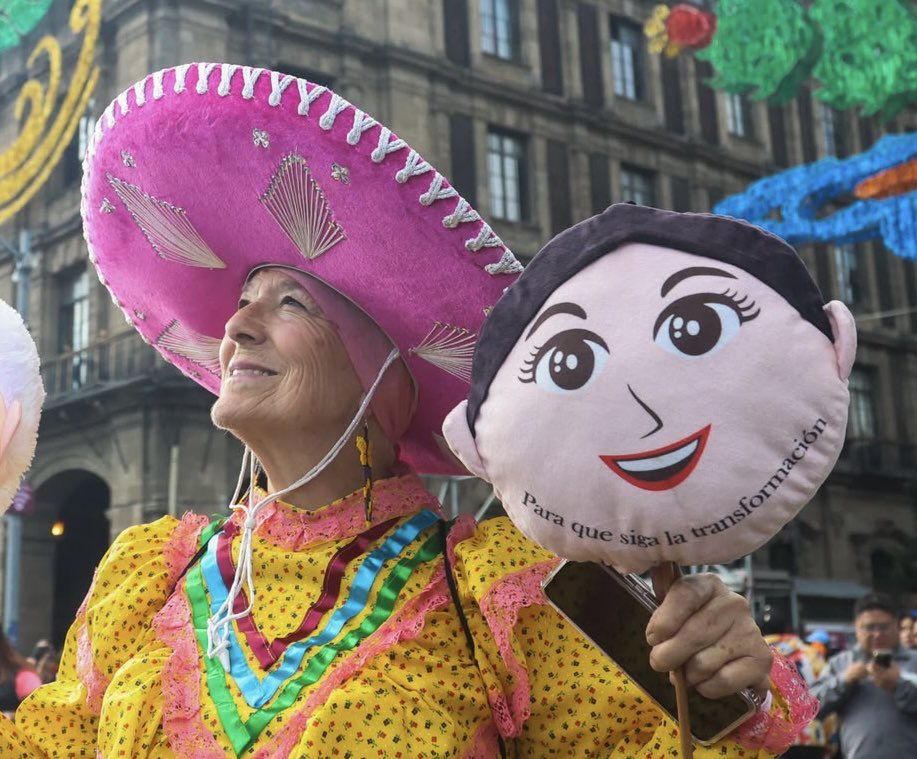 rosaicela_'s tweet photo. ¡Qué emoción ver a la gente expresar, con su creatividad, su gratitud y apoyo a nuestra querida Presidenta @Claudiashein! 🇲🇽
#HonestidadYResultados https://t.co/g0gRov9C57