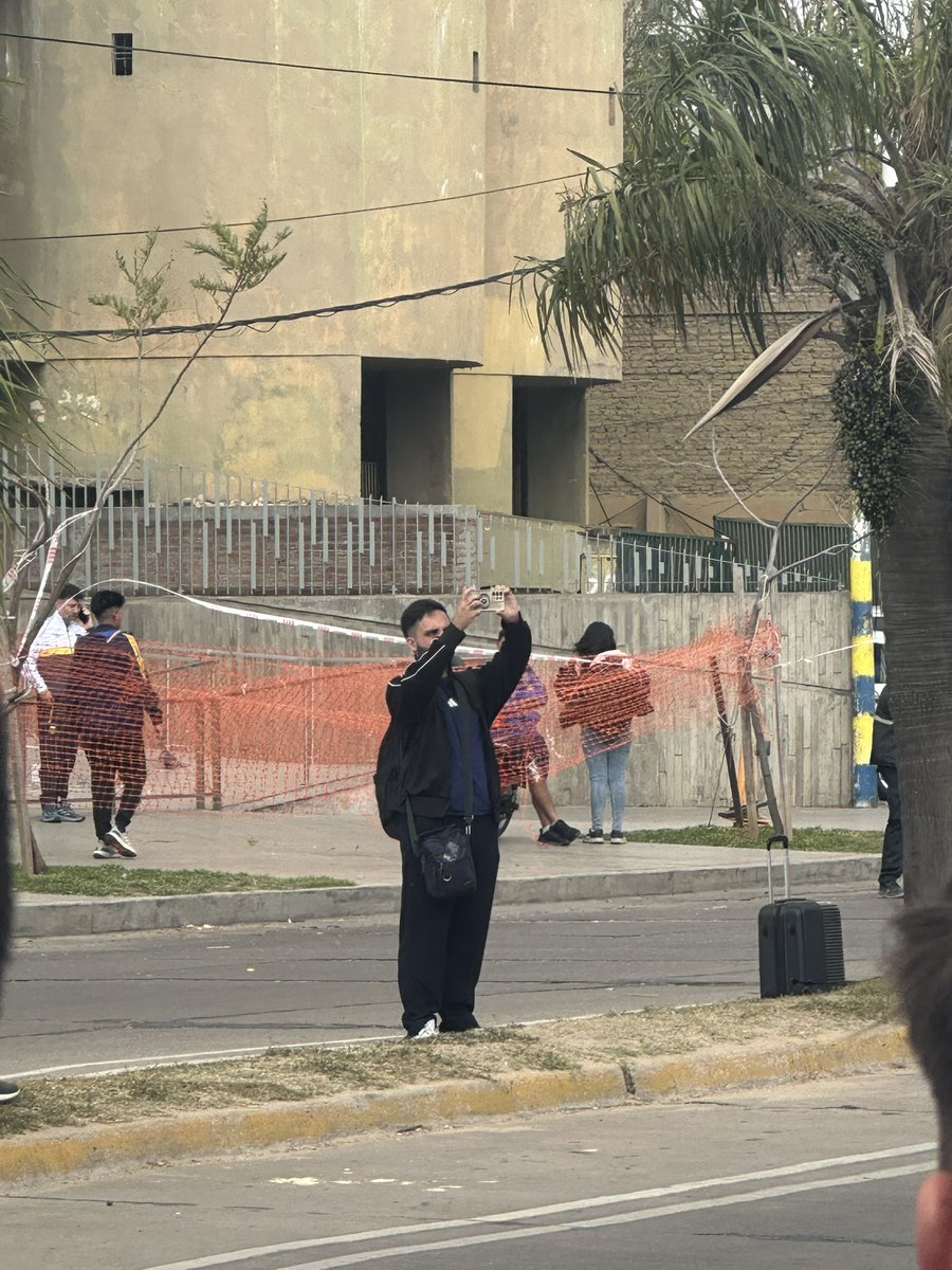 nailuj__bjs's tweet photo. @luchocofano veni a la fila de platea a saludar https://t.co/dIVgVEF0fa