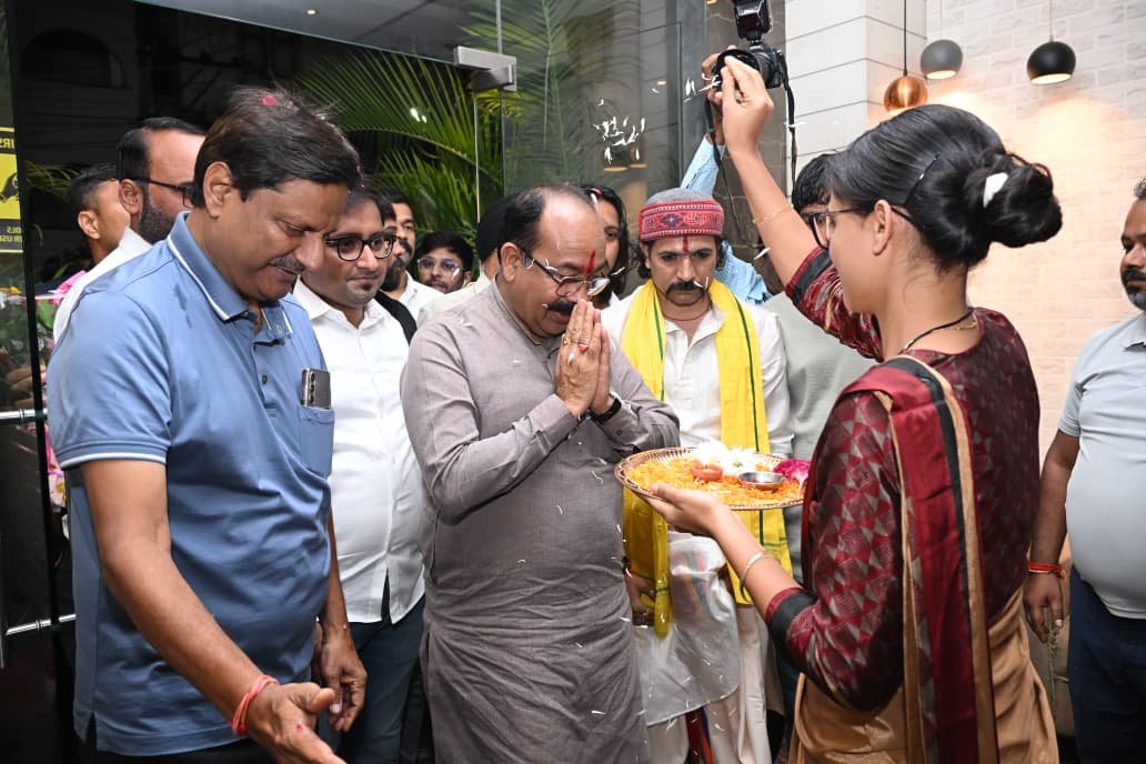 ArunSao3's tweet photo. रायपुर में छत्तीसगढ़ प्रदेश आर्चरी एसोसिएशन द्वारा आयोजित चार दिवसीय ईस्ट एवं नॉर्थ ईस्ट जोन लेवल-1 कोचिंग कार्यशाला में सम्मिलित हुआ। इसमें देश के 12 राज्यों के 55 कोचों ने हिस्सा लिया। 

कार्यशाला में आधुनिक और वैज्ञानिक प्रशिक्षण पद्धतियों के साथ तकनीकी प्रशिक्षण दी। साथ ही फिटनेस, मानसिक मजबूती एवं पोषण की महत्वपूर्ण जानकारी प्रशिक्षकों को दी गई।

छत्तीसगढ़ के प्रतिभाओं को राष्ट्रीय एवं अंतरराष्ट्रीय स्तर पर आगे बढ़ाने में प्रशिक्षकों की महत्वपूर्ण भूमिका है। हमारा प्रयास है कि खिलाड़ियों को बेहतर प्रशिक्षण के साथ हर जरूरी सुविधा और अवसर मिले। कोच और खिलाड़ी मिलकर छत्तीसगढ़ को खेलों के क्षेत्र में पहचान दिलाएं, यही हमारा लक्ष्य है।