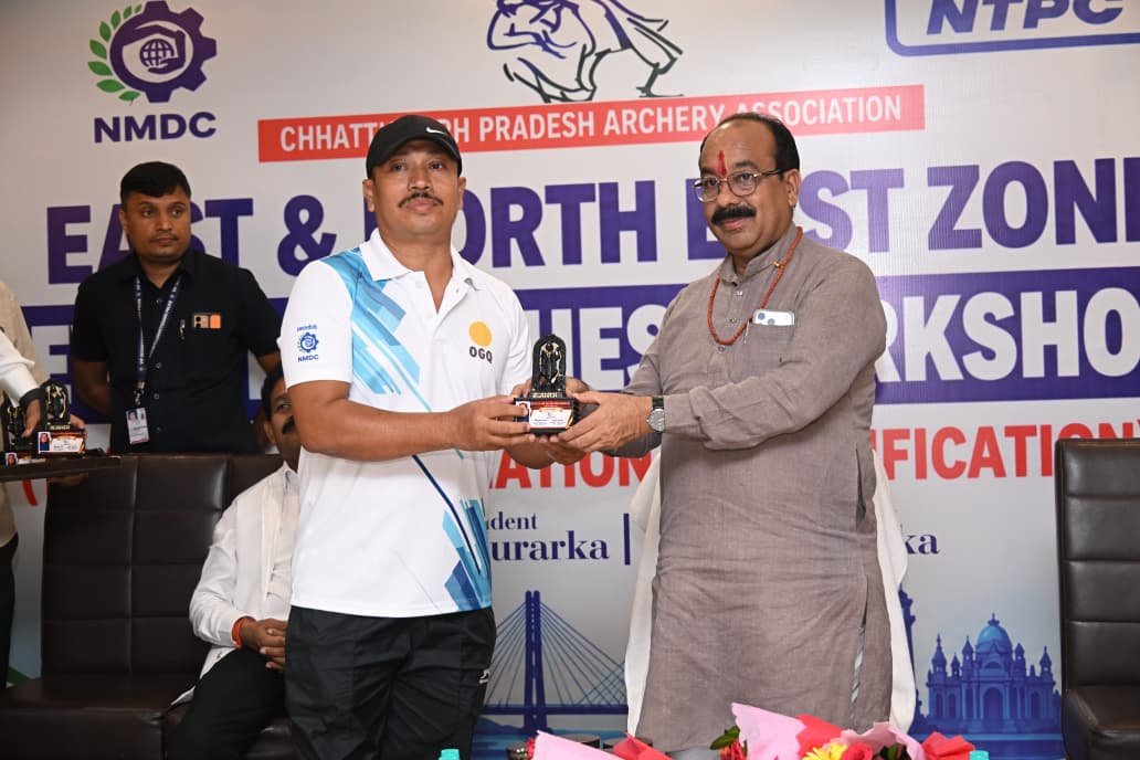 ArunSao3's tweet photo. रायपुर में छत्तीसगढ़ प्रदेश आर्चरी एसोसिएशन द्वारा आयोजित चार दिवसीय ईस्ट एवं नॉर्थ ईस्ट जोन लेवल-1 कोचिंग कार्यशाला में सम्मिलित हुआ। इसमें देश के 12 राज्यों के 55 कोचों ने हिस्सा लिया। 

कार्यशाला में आधुनिक और वैज्ञानिक प्रशिक्षण पद्धतियों के साथ तकनीकी प्रशिक्षण दी। साथ ही फिटनेस, मानसिक मजबूती एवं पोषण की महत्वपूर्ण जानकारी प्रशिक्षकों को दी गई।

छत्तीसगढ़ के प्रतिभाओं को राष्ट्रीय एवं अंतरराष्ट्रीय स्तर पर आगे बढ़ाने में प्रशिक्षकों की महत्वपूर्ण भूमिका है। हमारा प्रयास है कि खिलाड़ियों को बेहतर प्रशिक्षण के साथ हर जरूरी सुविधा और अवसर मिले। कोच और खिलाड़ी मिलकर छत्तीसगढ़ को खेलों के क्षेत्र में पहचान दिलाएं, यही हमारा लक्ष्य है।
