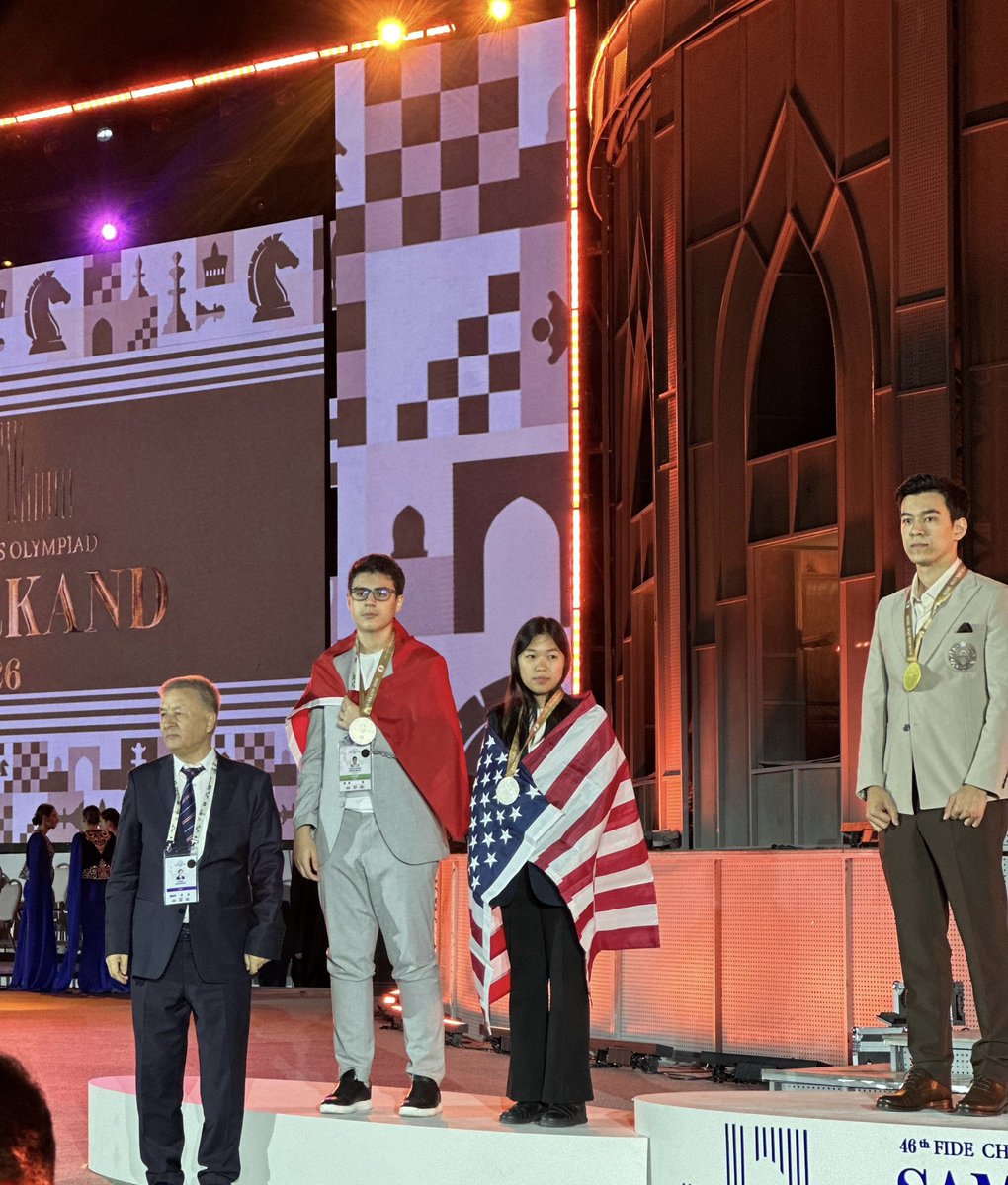 tsfresmi's tweet photo. GM Yağız Kaan Erdoğmuş, Gümüş Madalyanın Sahibi Oldu 🥈

Özbekistan’ın Semerkant kentinde düzenlenen 46. FIDE Satranç Olimpiyatı’nda Açık Kategoride mücadele eden milli sporcumuz GM Yağız Kaan Erdoğmuş, olimpiyatta çıktığı karşılaşmalarda, yenilgisiz şekilde 8 puan toplayarak 1. masada ikinci sırayı elde etti ve gümüş madalyanın sahibi oldu.

GM Yağız Kaan Erdoğmuş’u başarısından ötürü tebrik ediyoruz.👏🏻